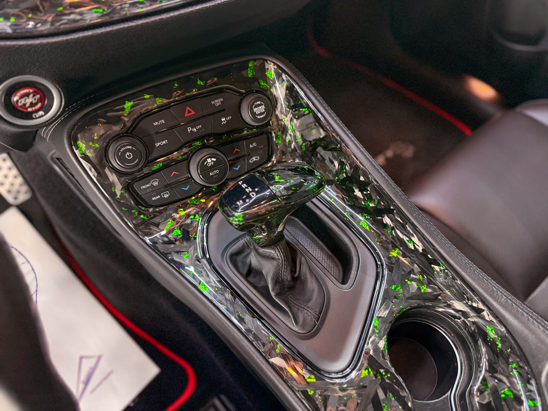 Индивидуализация салона Dodge Challenger: кованый карбон и яркие акценты в интерьере