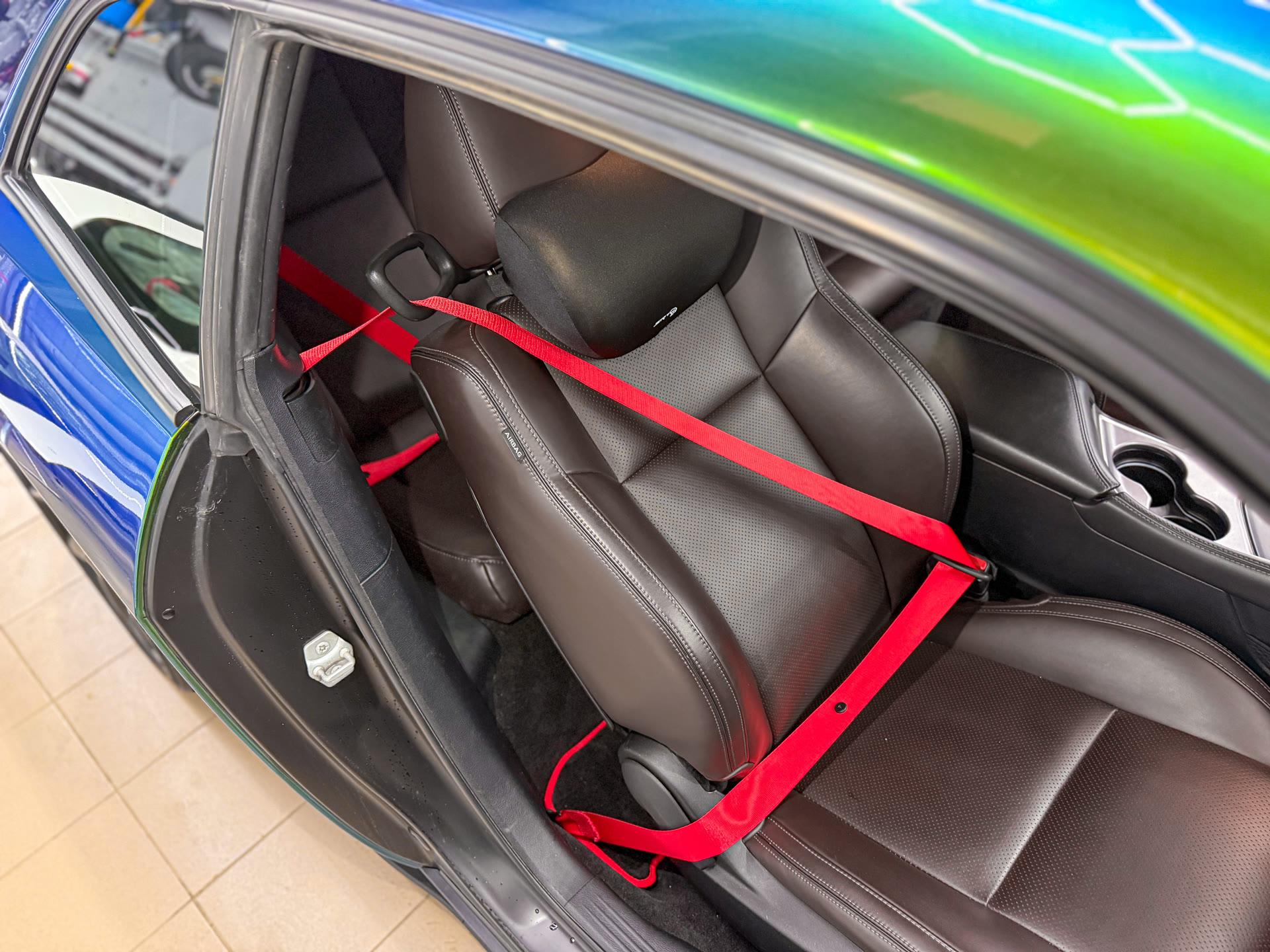 Индивидуализация салона Dodge Challenger: кованый карбон и яркие акценты в интерьере