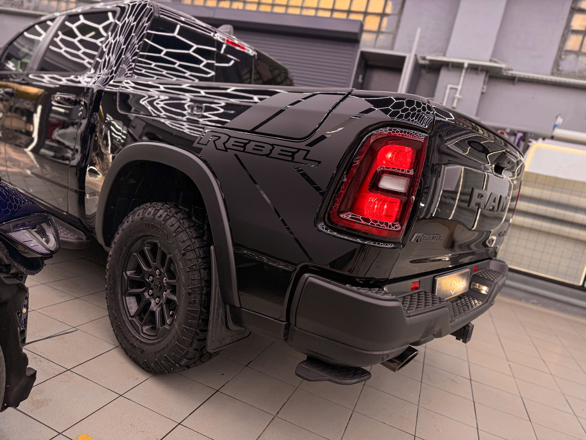 Комплексная защита Dodge Ram Rebel: полиуретановая плёнка, сохранение фирменного стиля и подготовка к любым дорогам