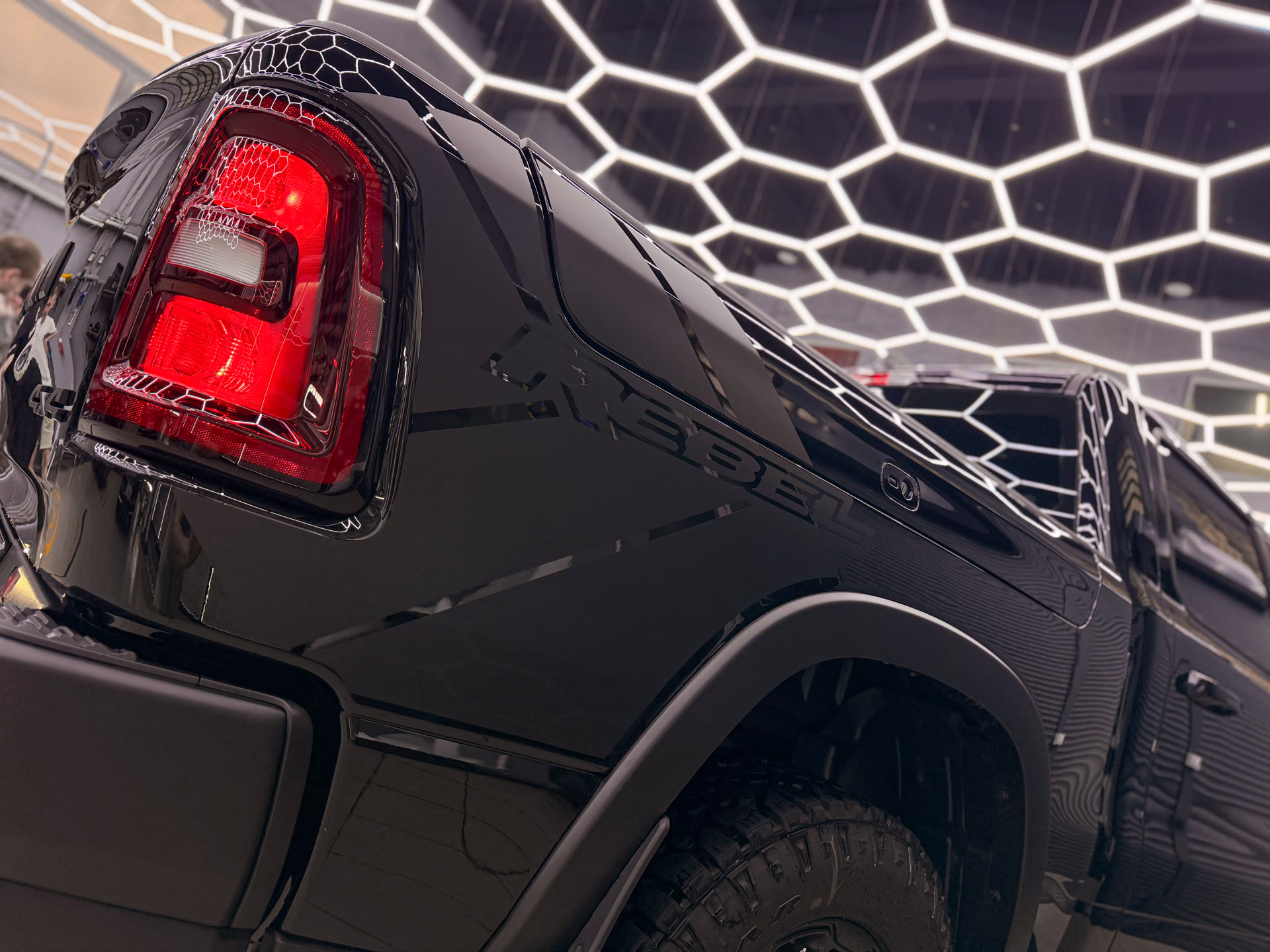 Комплексная защита Dodge Ram Rebel: полиуретановая плёнка, сохранение фирменного стиля и подготовка к любым дорогам
