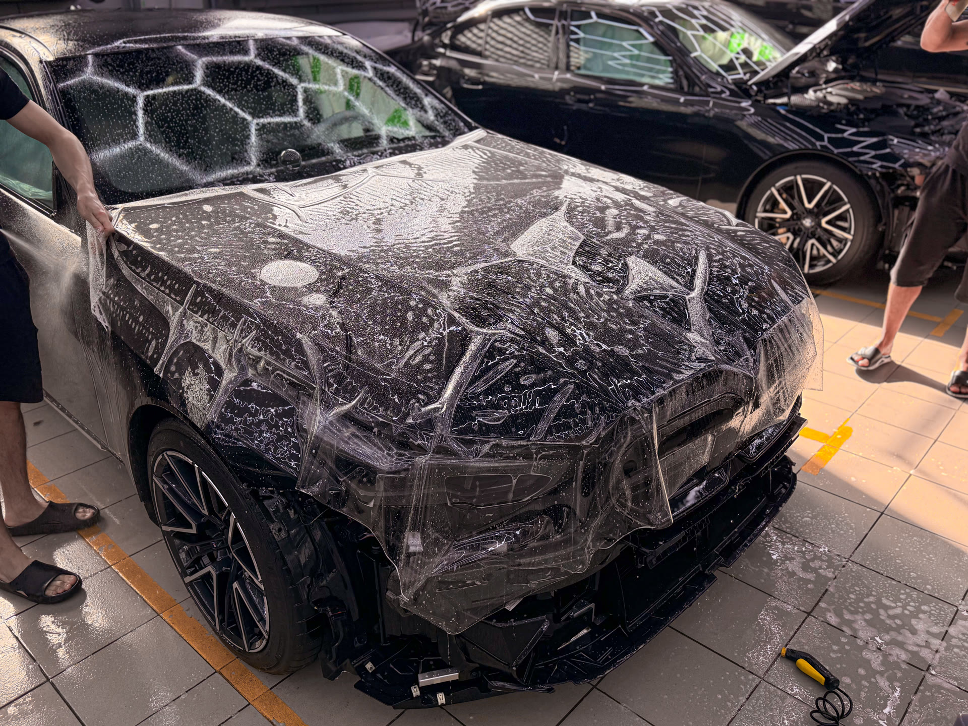 Комплексная защита двух BMW M5 G90: идентичная оклейка для автомобилей братьев-близнецов