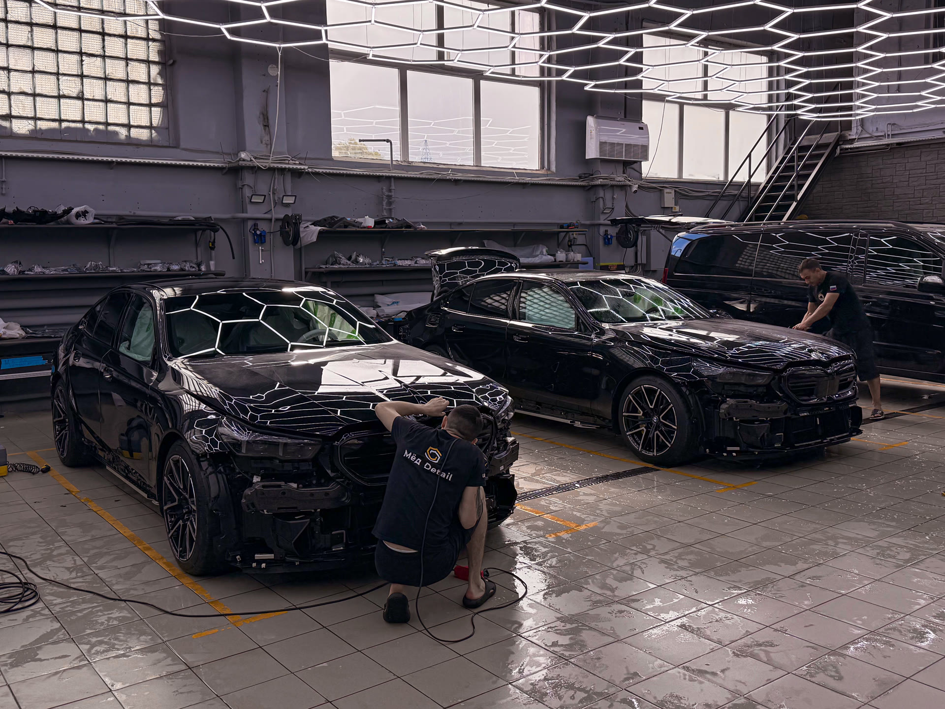 Комплексная защита двух BMW M5 G90: идентичная оклейка для автомобилей братьев-близнецов