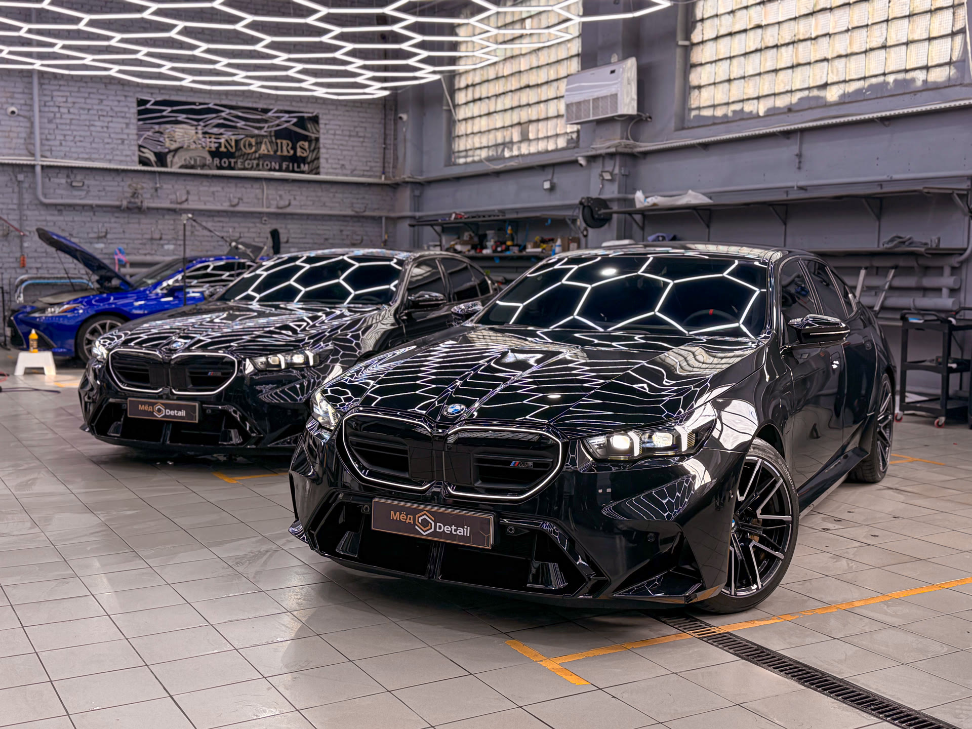 Комплексная защита двух BMW M5 G90: идентичная оклейка для автомобилей братьев-близнецов