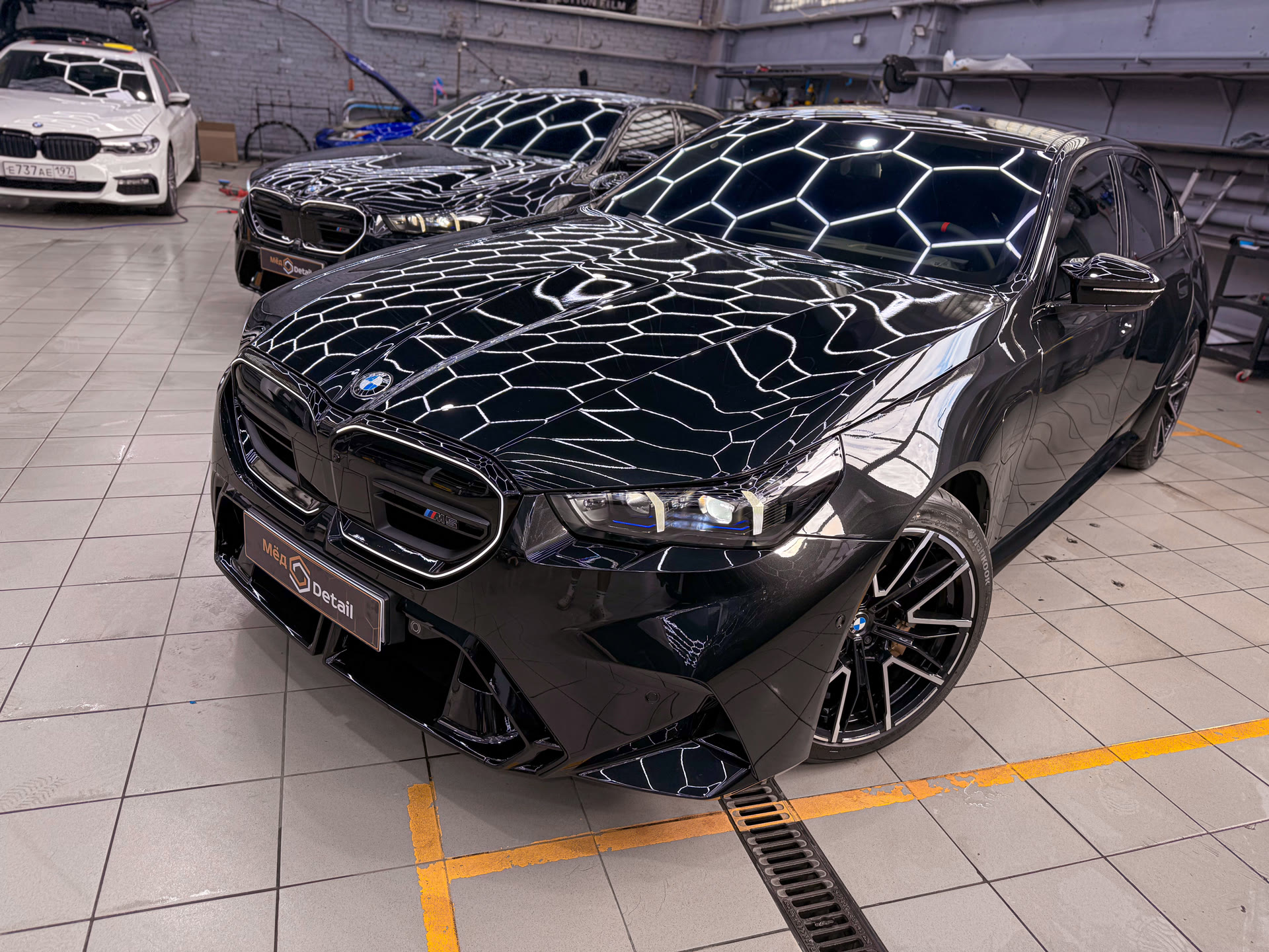 Комплексная защита двух BMW M5 G90: идентичная оклейка для автомобилей братьев-близнецов