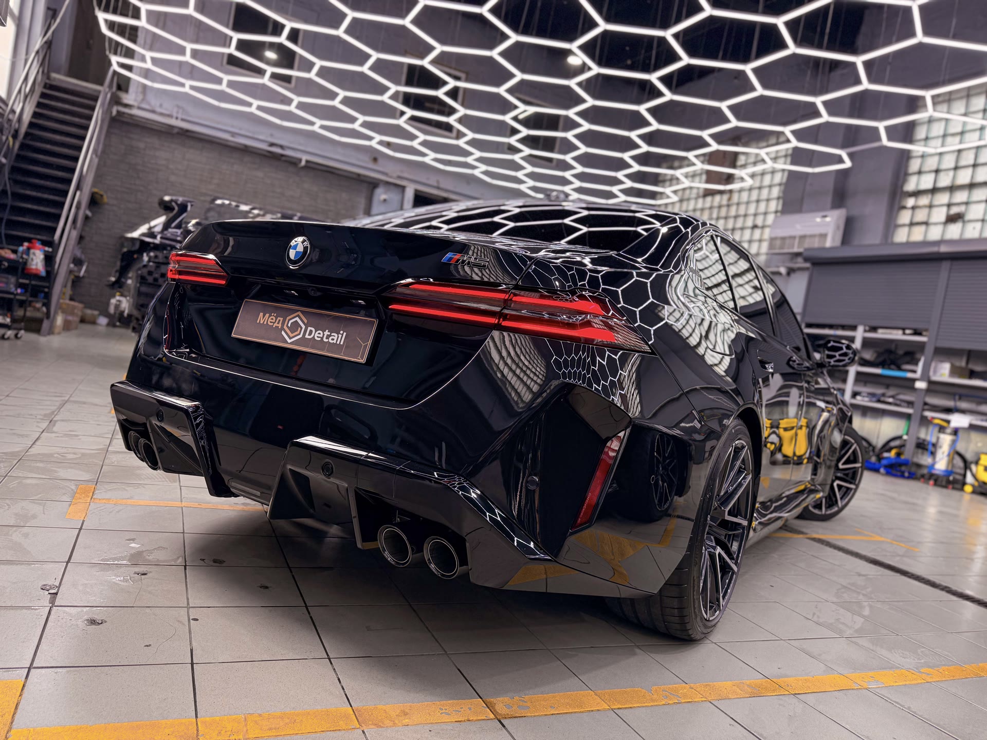 Комплексная защита двух BMW M5 G90: идентичная оклейка для автомобилей братьев-близнецов