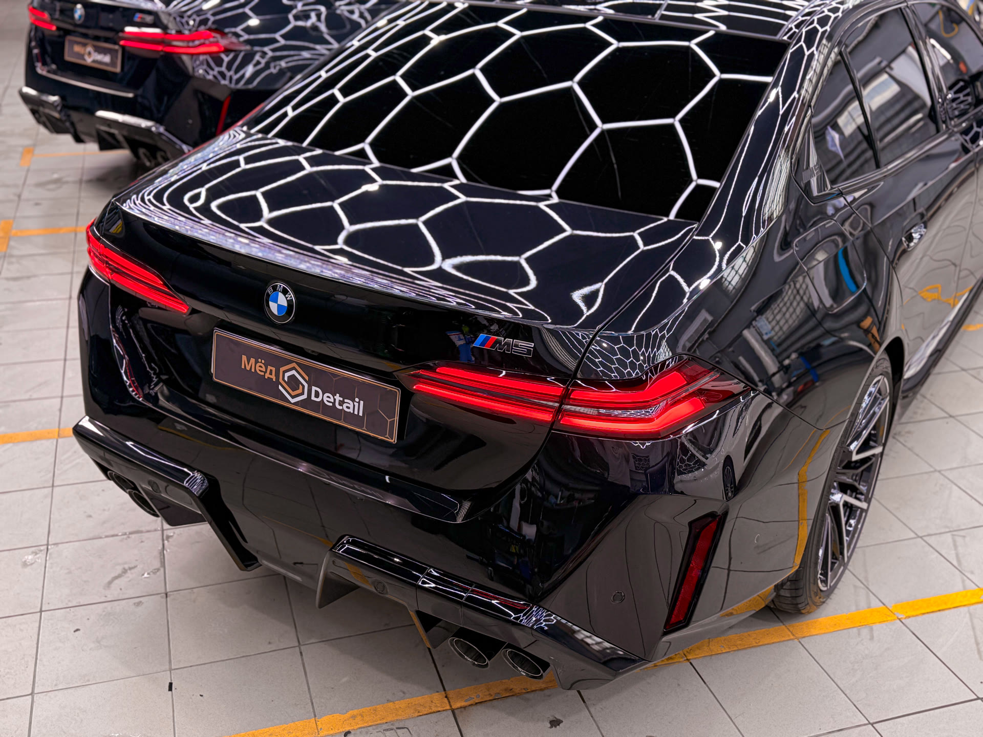 Комплексная защита двух BMW M5 G90: идентичная оклейка для автомобилей братьев-близнецов