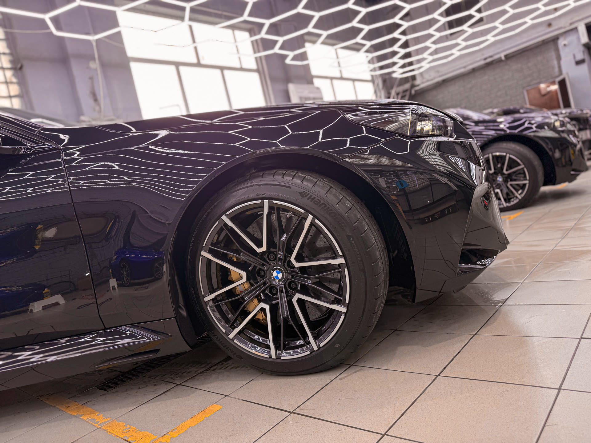 Комплексная защита двух BMW M5 G90: идентичная оклейка для автомобилей братьев-близнецов