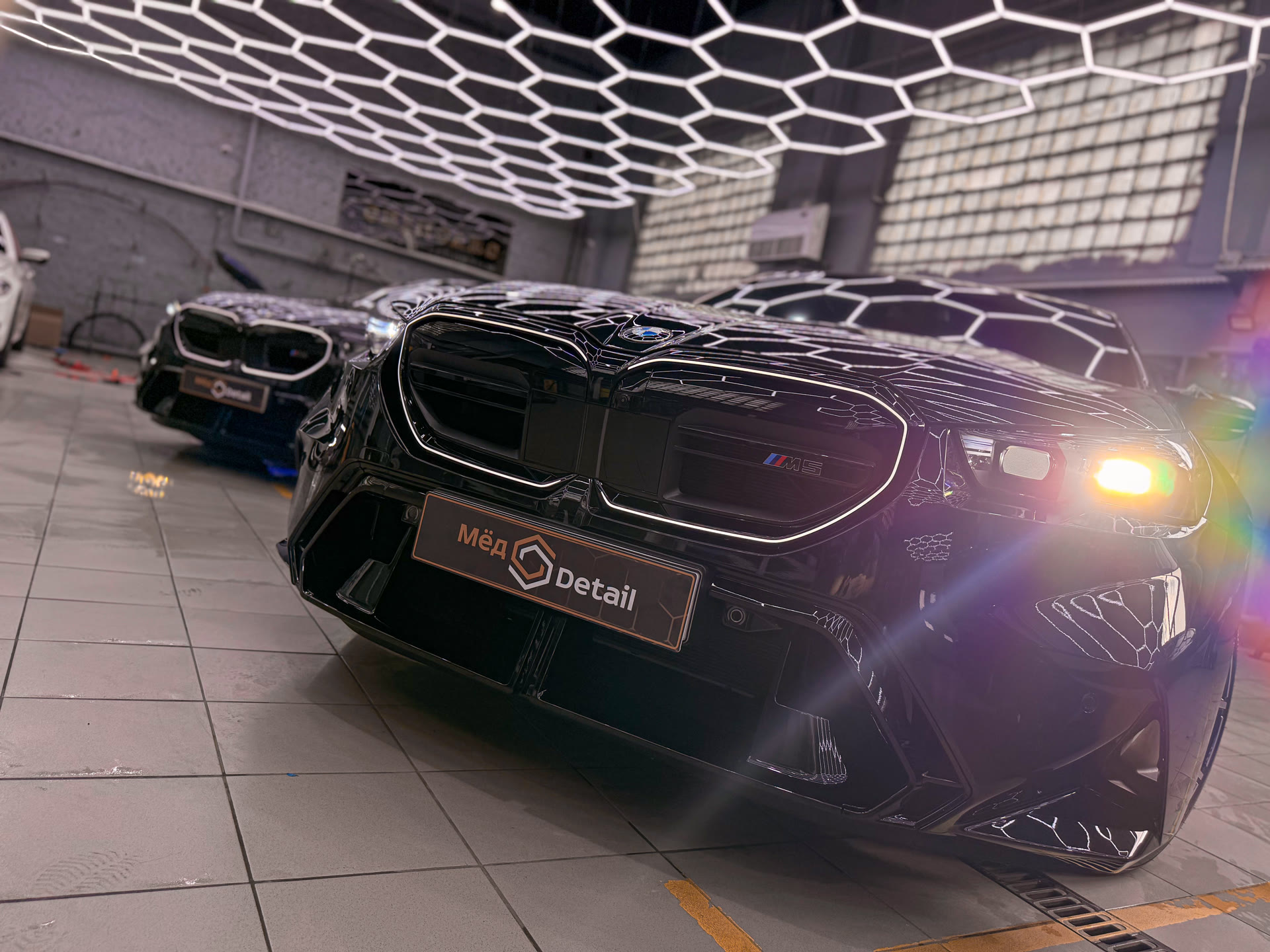 Комплексная защита двух BMW M5 G90: идентичная оклейка для автомобилей братьев-близнецов