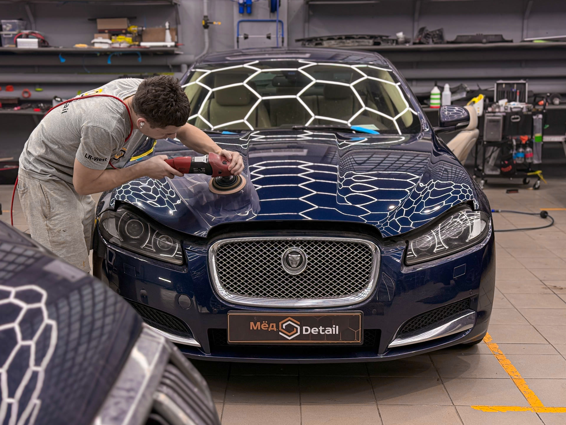 Комплексное восстановление Jaguar XJ: полировка кузова, химчистка салона и возвращение первоначального блеска