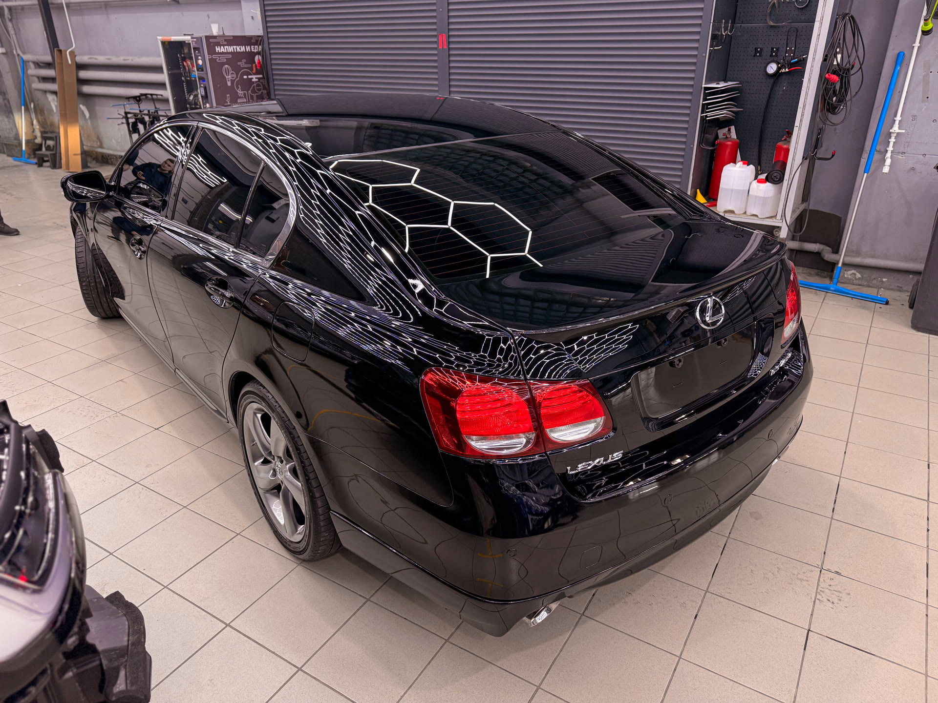 Смена цвета Lexus GS 430: чёрный полиуретан и новый взгляд на автомобиль с историей