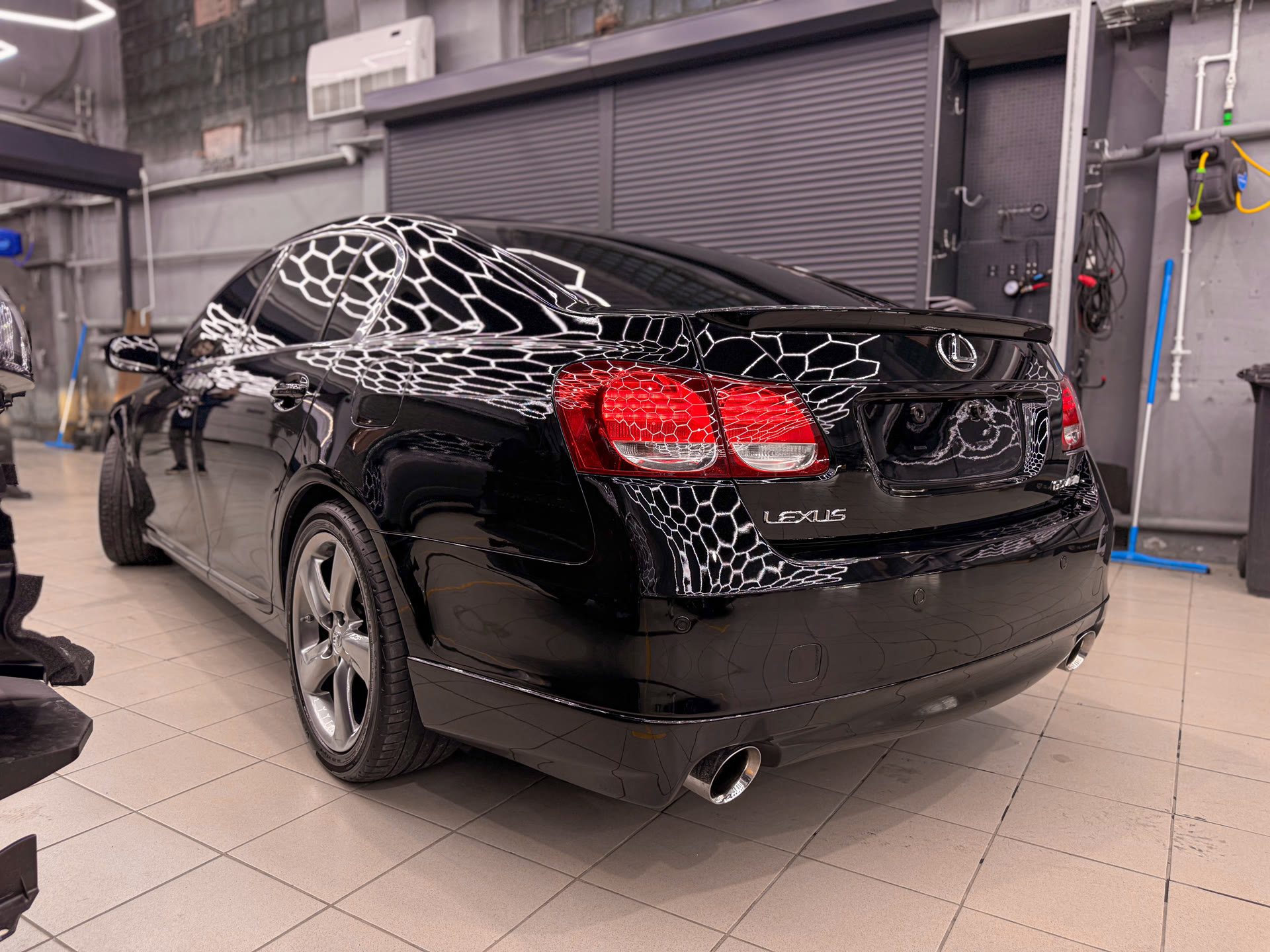 Смена цвета Lexus GS 430: чёрный полиуретан и новый взгляд на автомобиль с историей