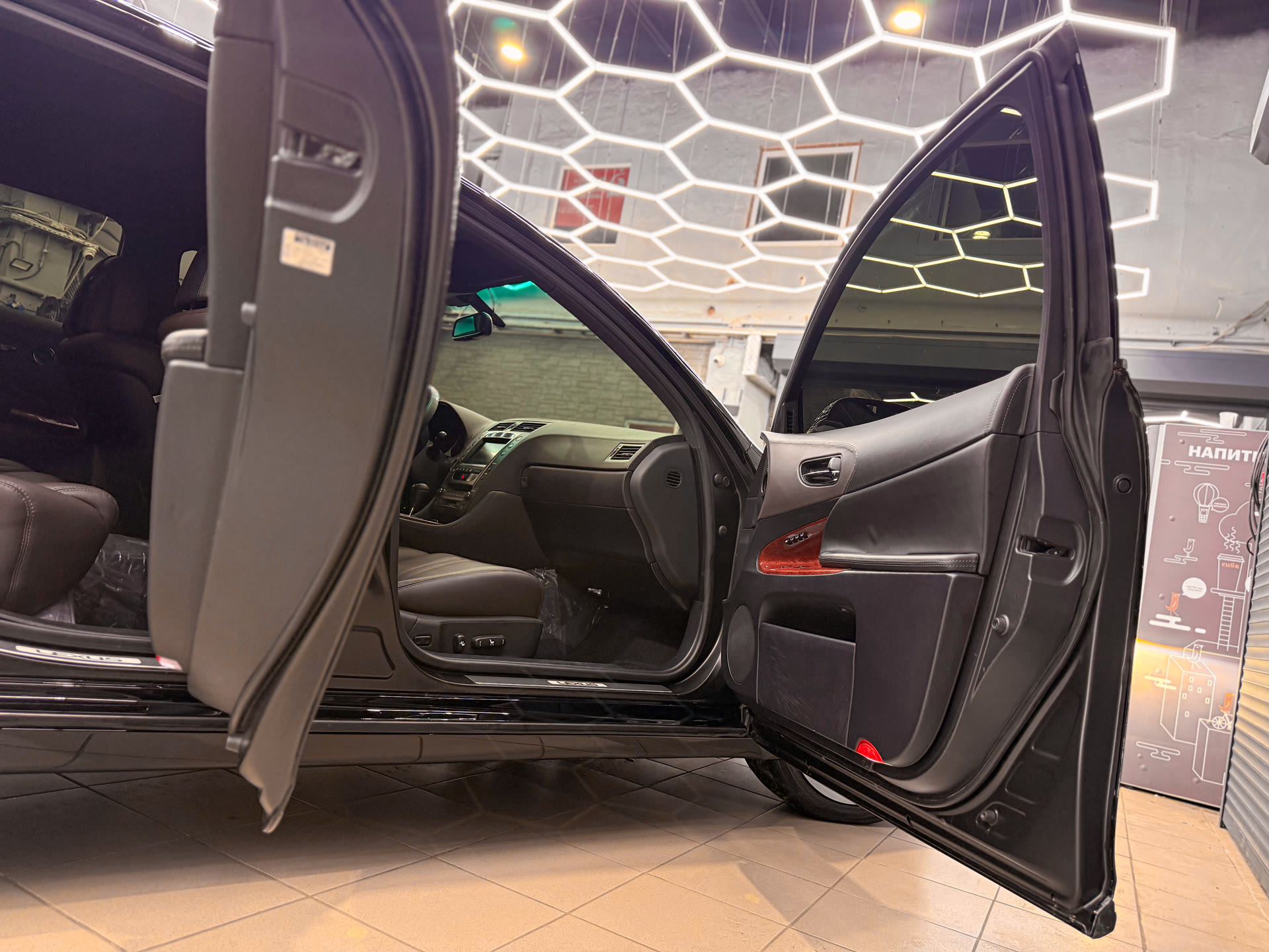 Смена цвета Lexus GS 430: чёрный полиуретан и новый взгляд на автомобиль с историей