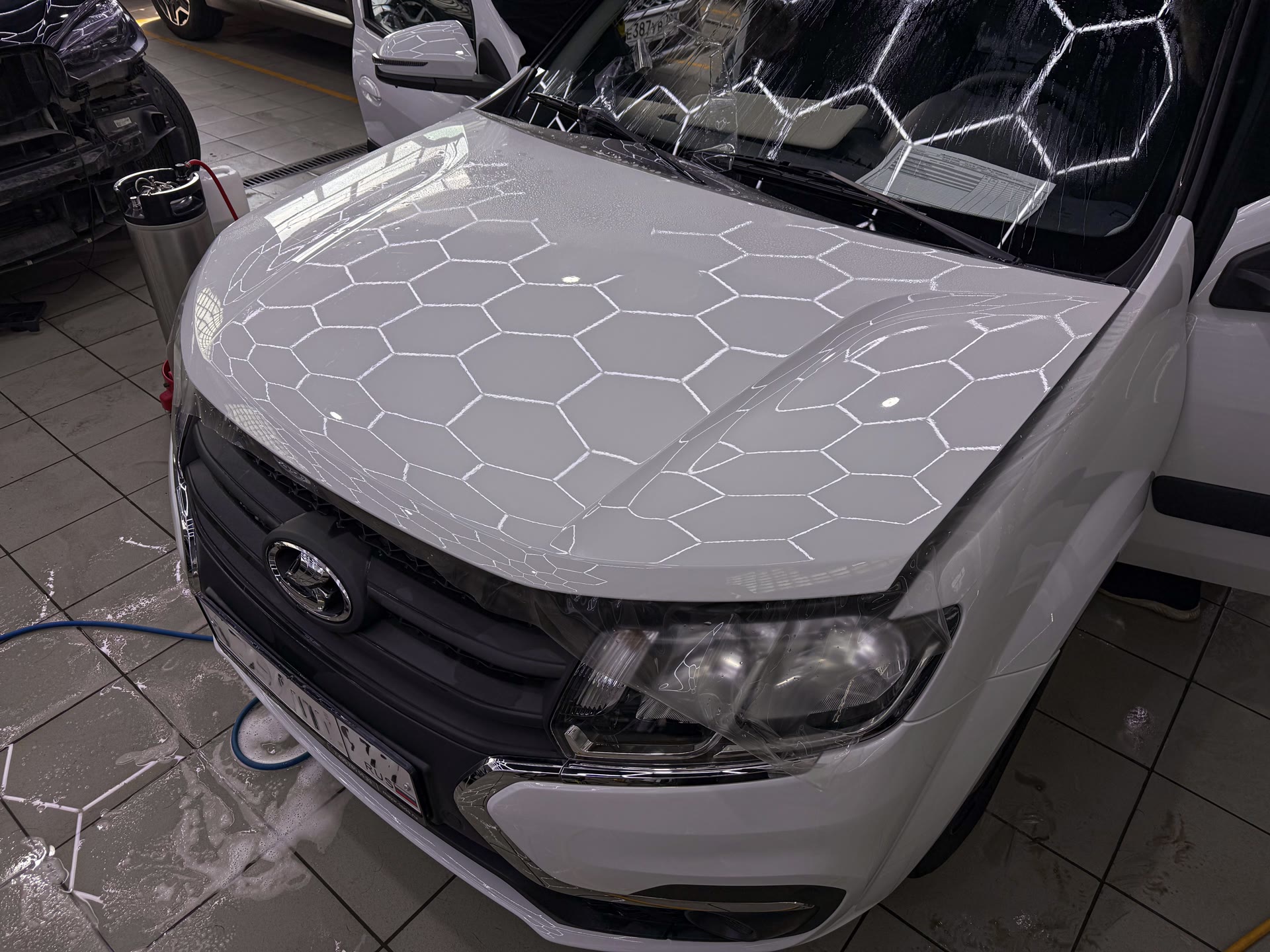 Защита Lada Largus полиуретановой плёнкой: оклейка зон риска для ежедневной эксплуатации