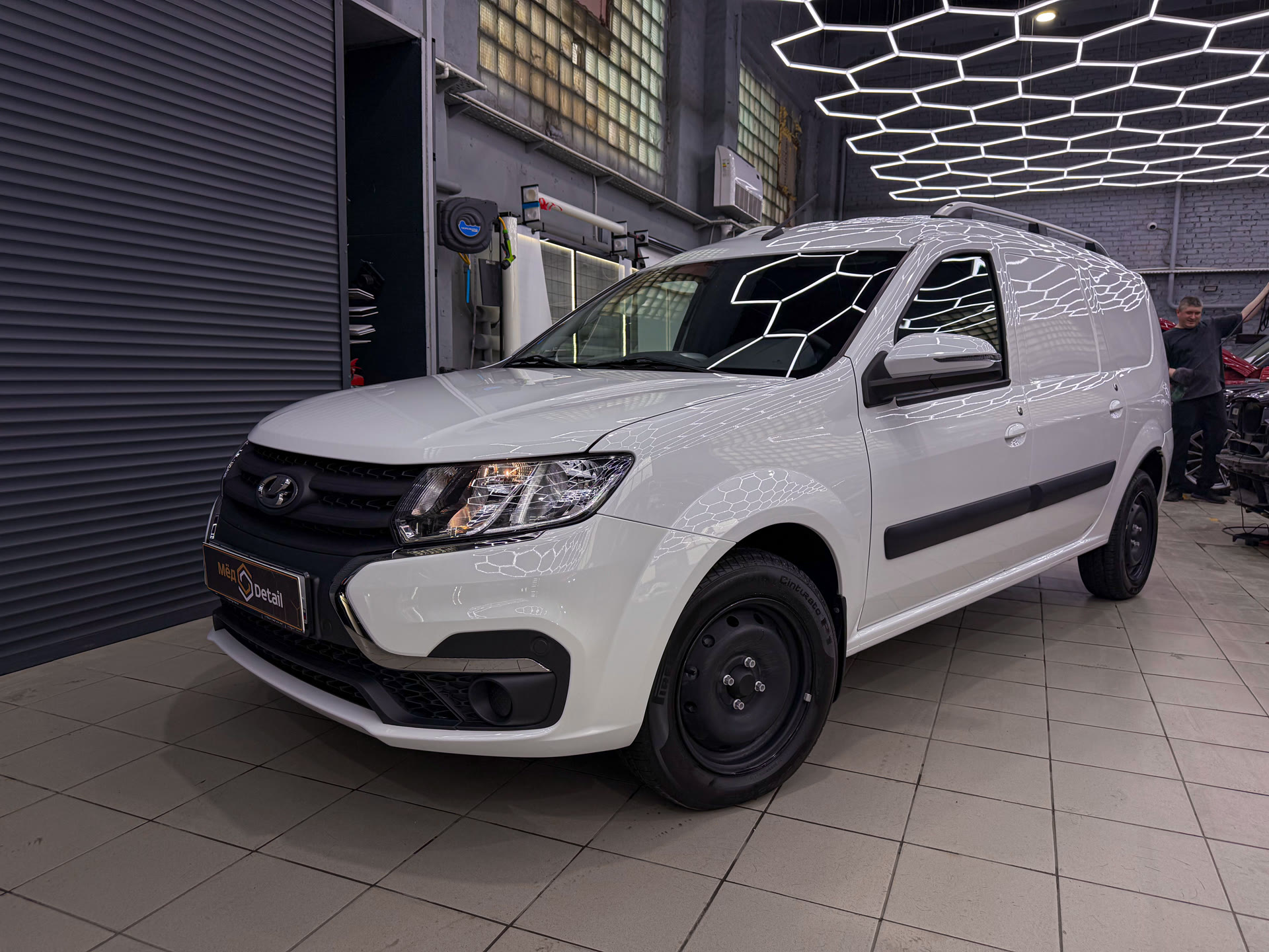 Защита Lada Largus полиуретановой плёнкой: оклейка зон риска для ежедневной эксплуатации