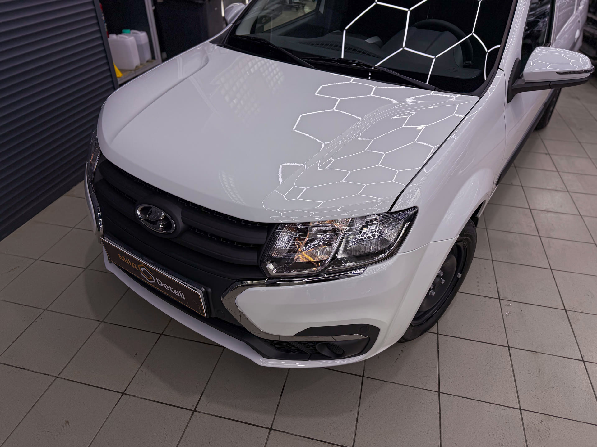 Защита Lada Largus полиуретановой плёнкой: оклейка зон риска для ежедневной эксплуатации