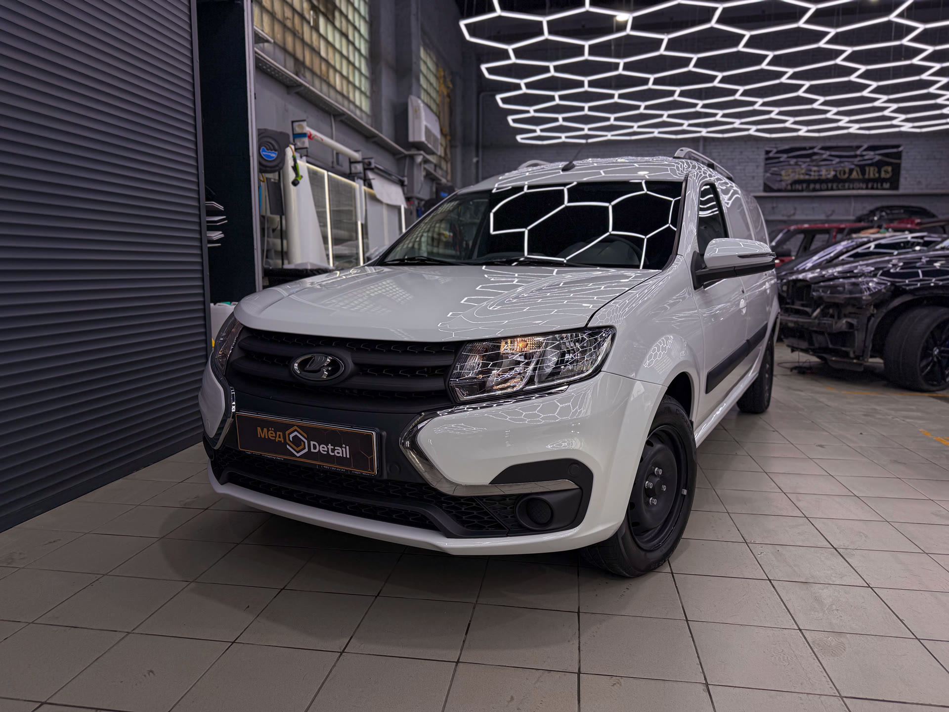 Защита Lada Largus полиуретановой плёнкой: оклейка зон риска для ежедневной эксплуатации