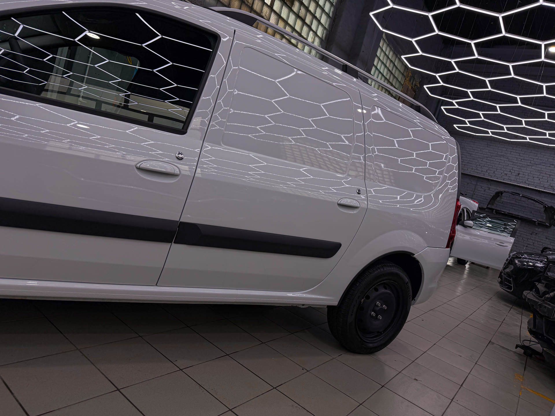 Защита Lada Largus полиуретановой плёнкой: оклейка зон риска для ежедневной эксплуатации