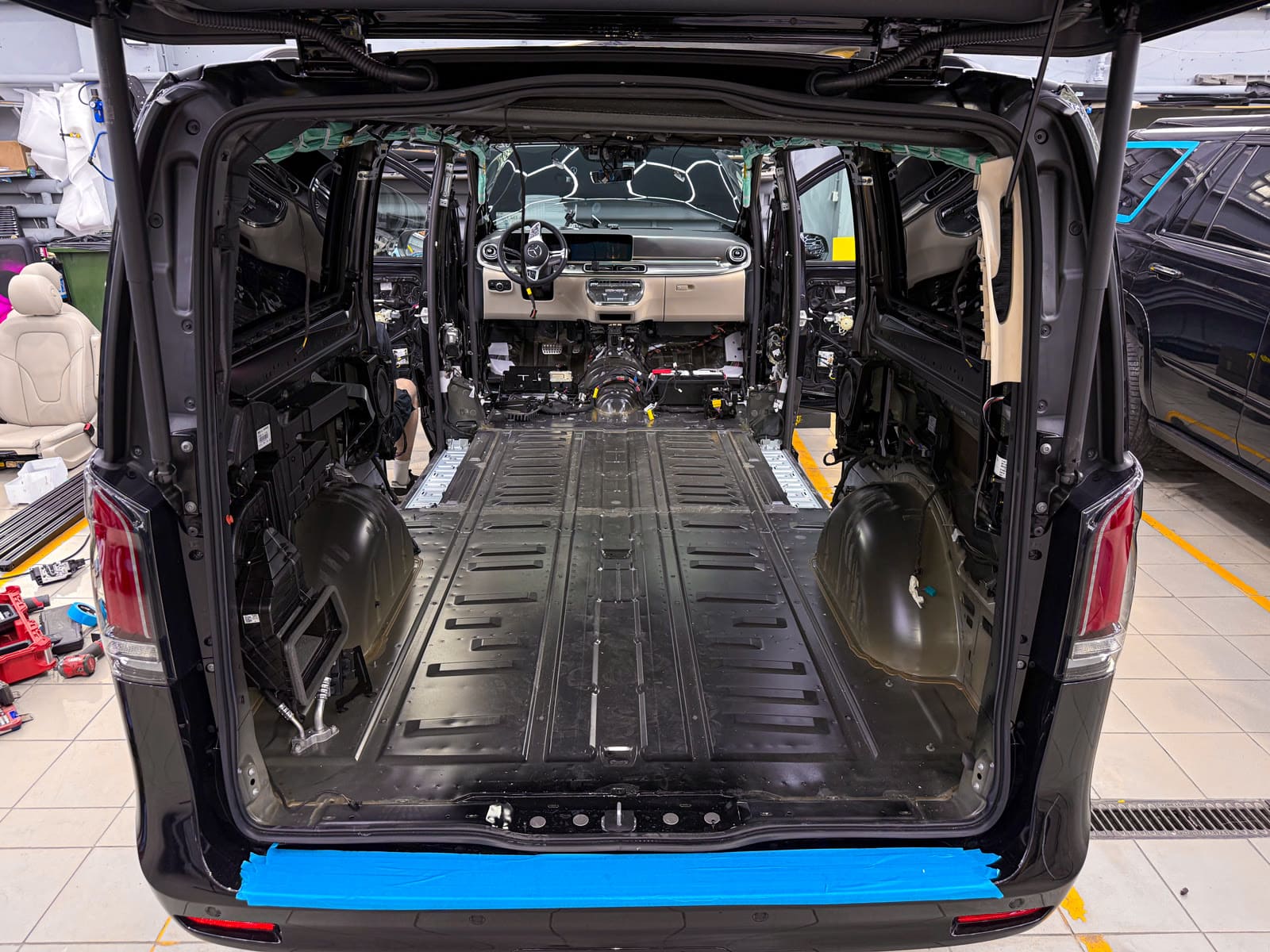 разобранный салон Mercedes-Benz V-Class перед шумоизоляцией