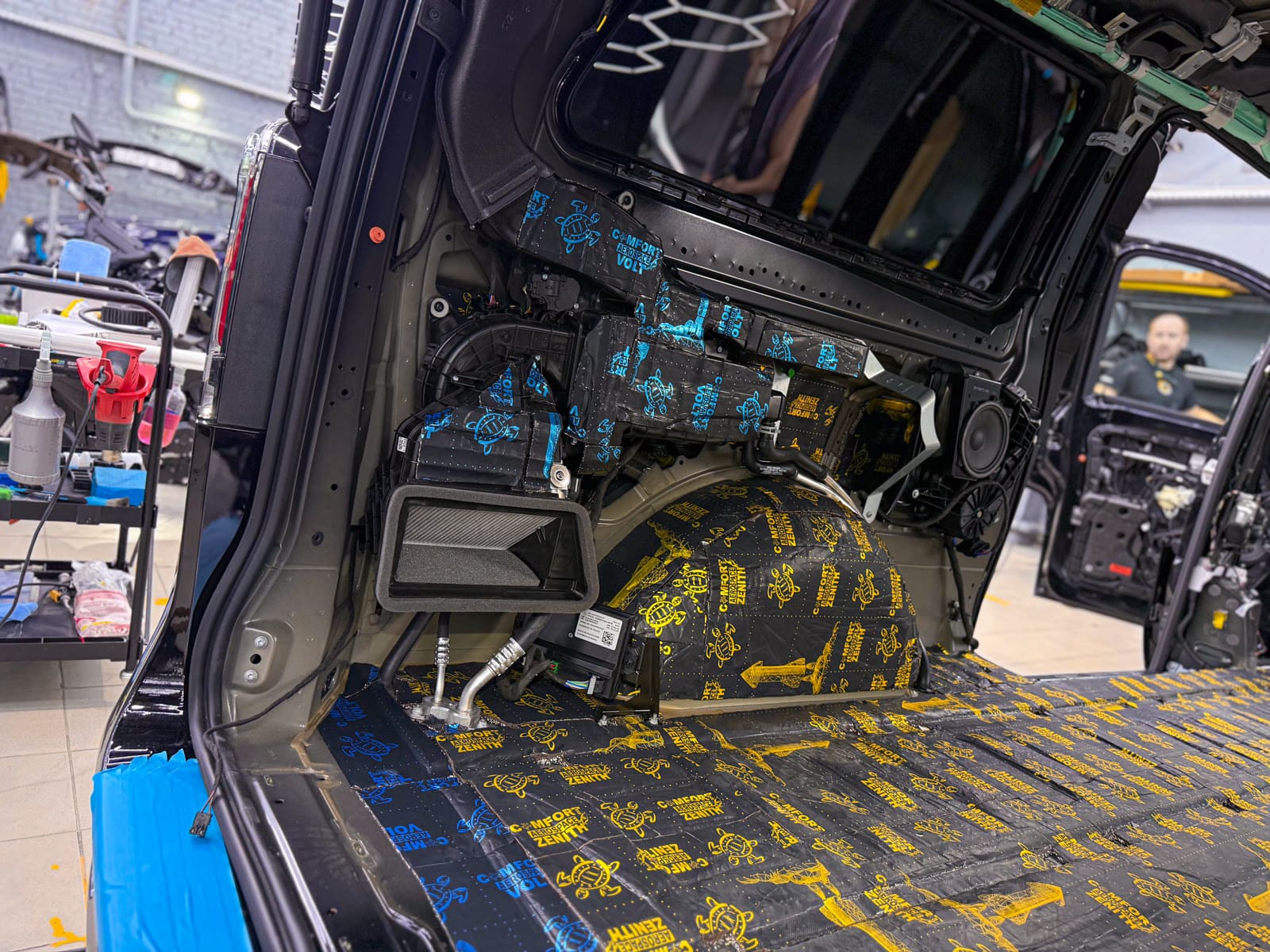 Mercedes-Benz V-Class в процессе разборки салона