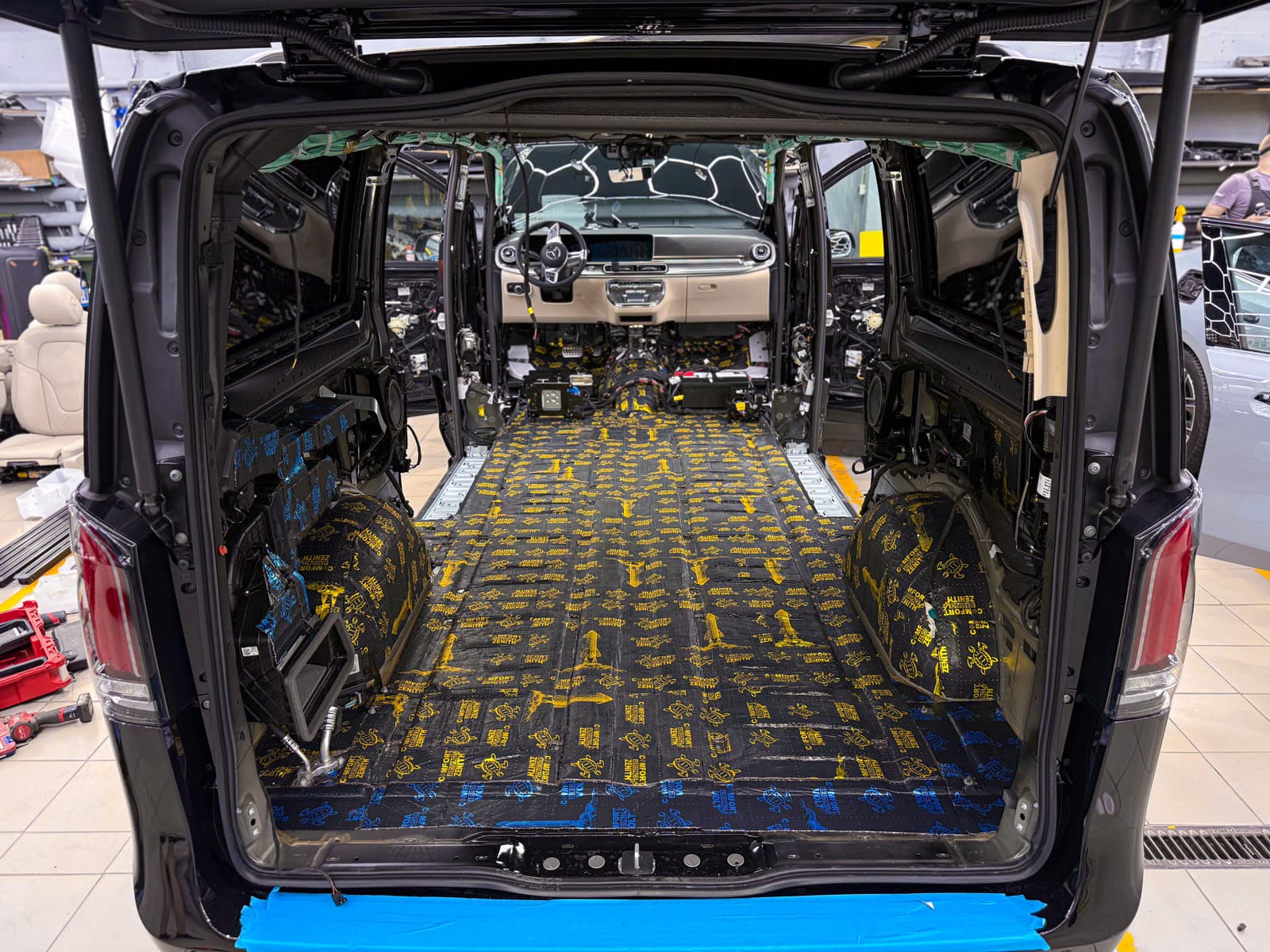 шумоизоляция пола и колёсных арок Mercedes-Benz V-Class