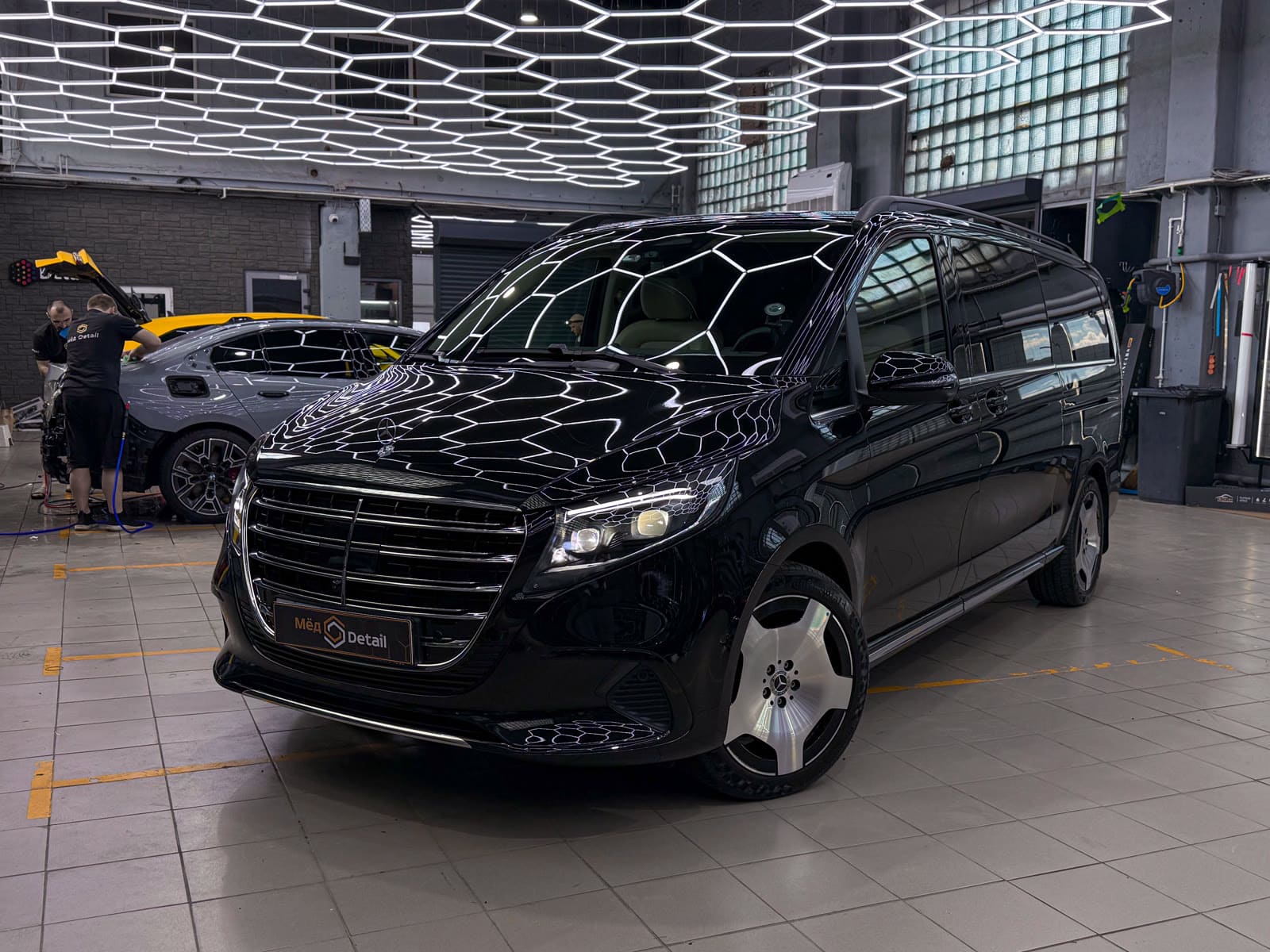 готовый Mercedes-Benz V-Class в студии Мёд Detail