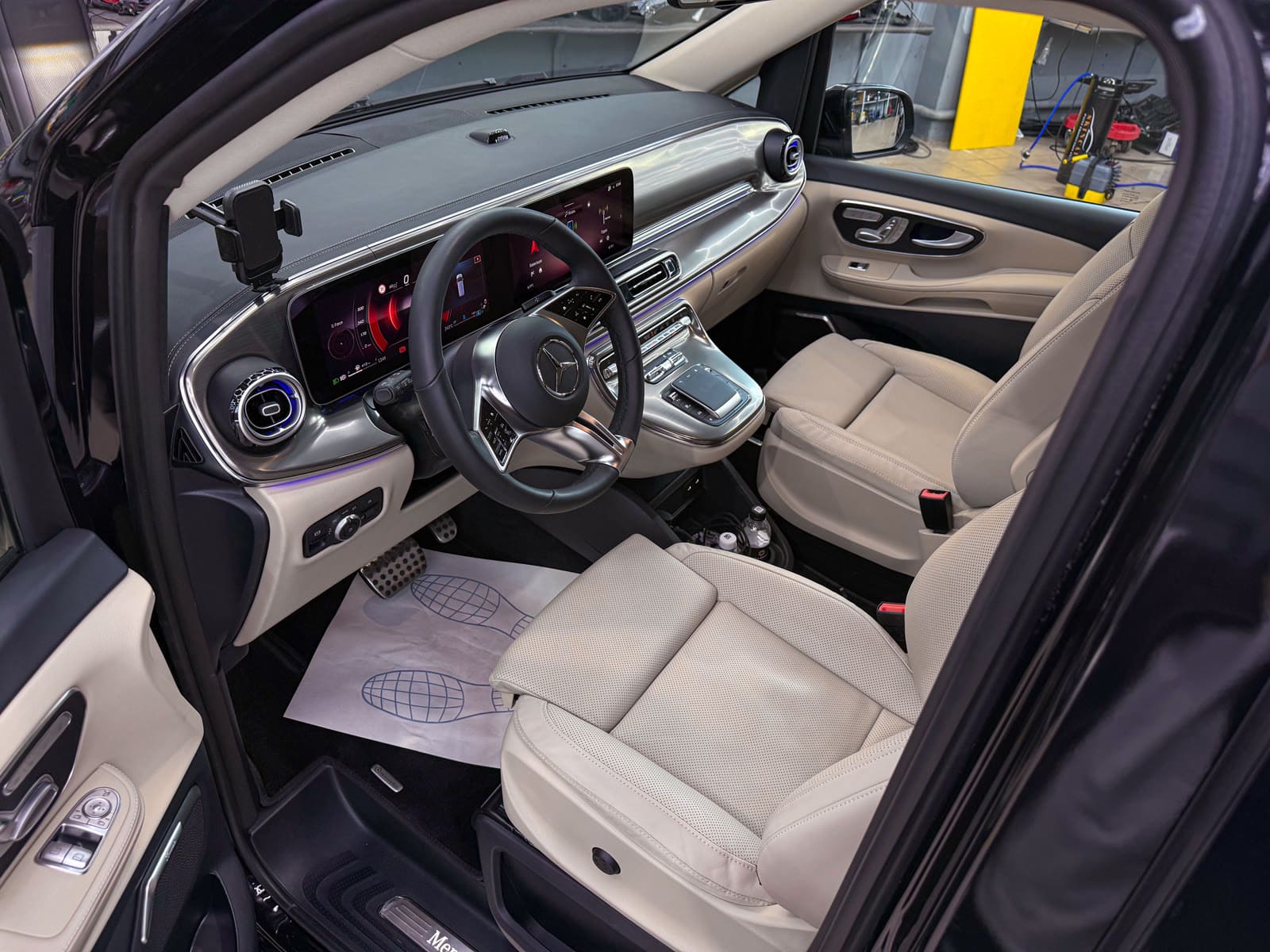 светлый салон Mercedes-Benz V-Class после шумоизоляции
