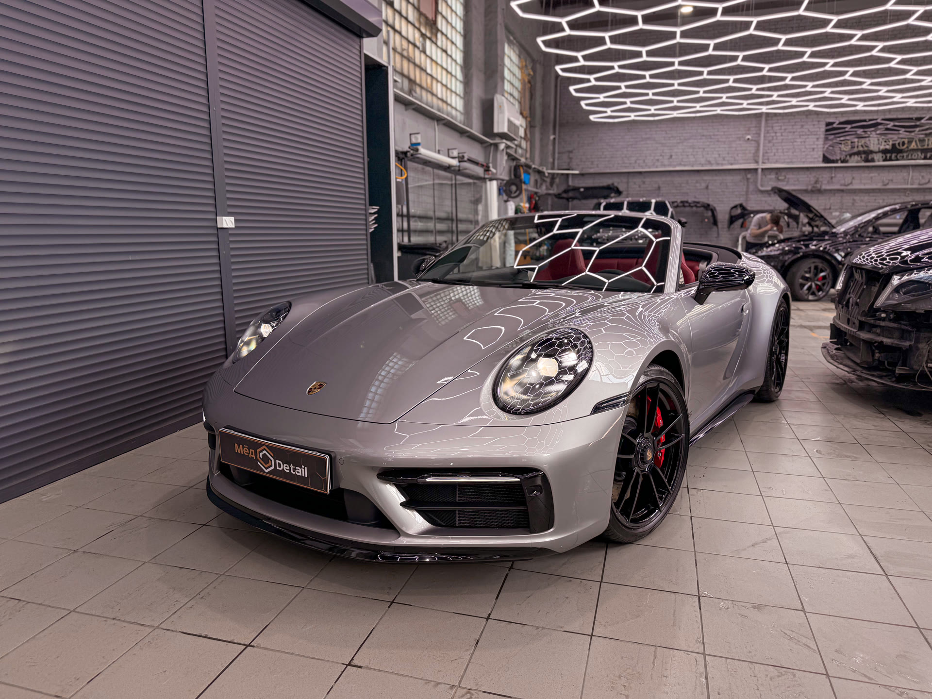 Подготовка Porsche 911 Carrera 4 GTS к летнему сезону: полировка, керамика и уход за салоном