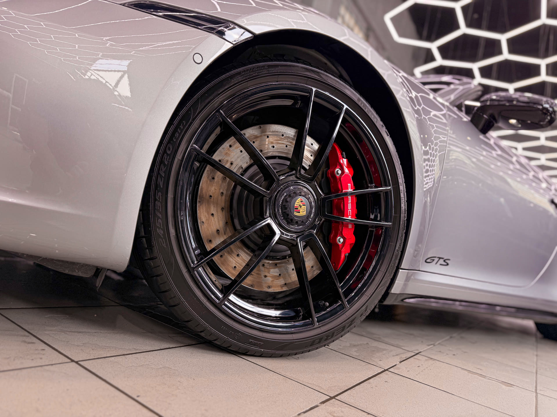 Подготовка Porsche 911 Carrera 4 GTS к летнему сезону: полировка, керамика и уход за салоном