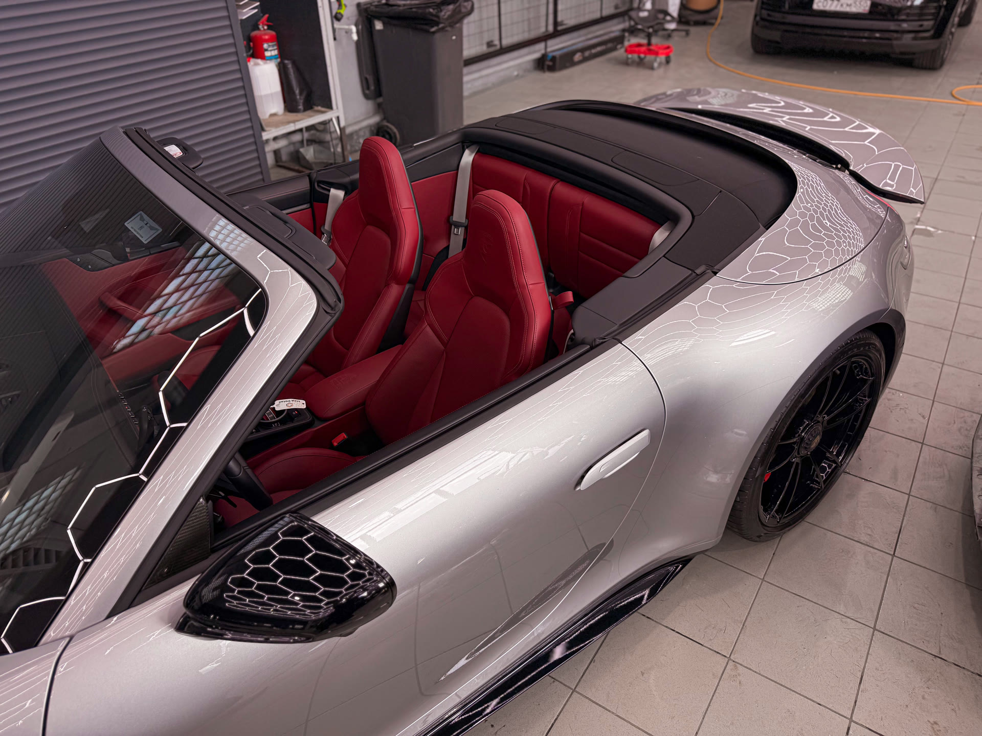 Подготовка Porsche 911 Carrera 4 GTS к летнему сезону: полировка, керамика и уход за салоном