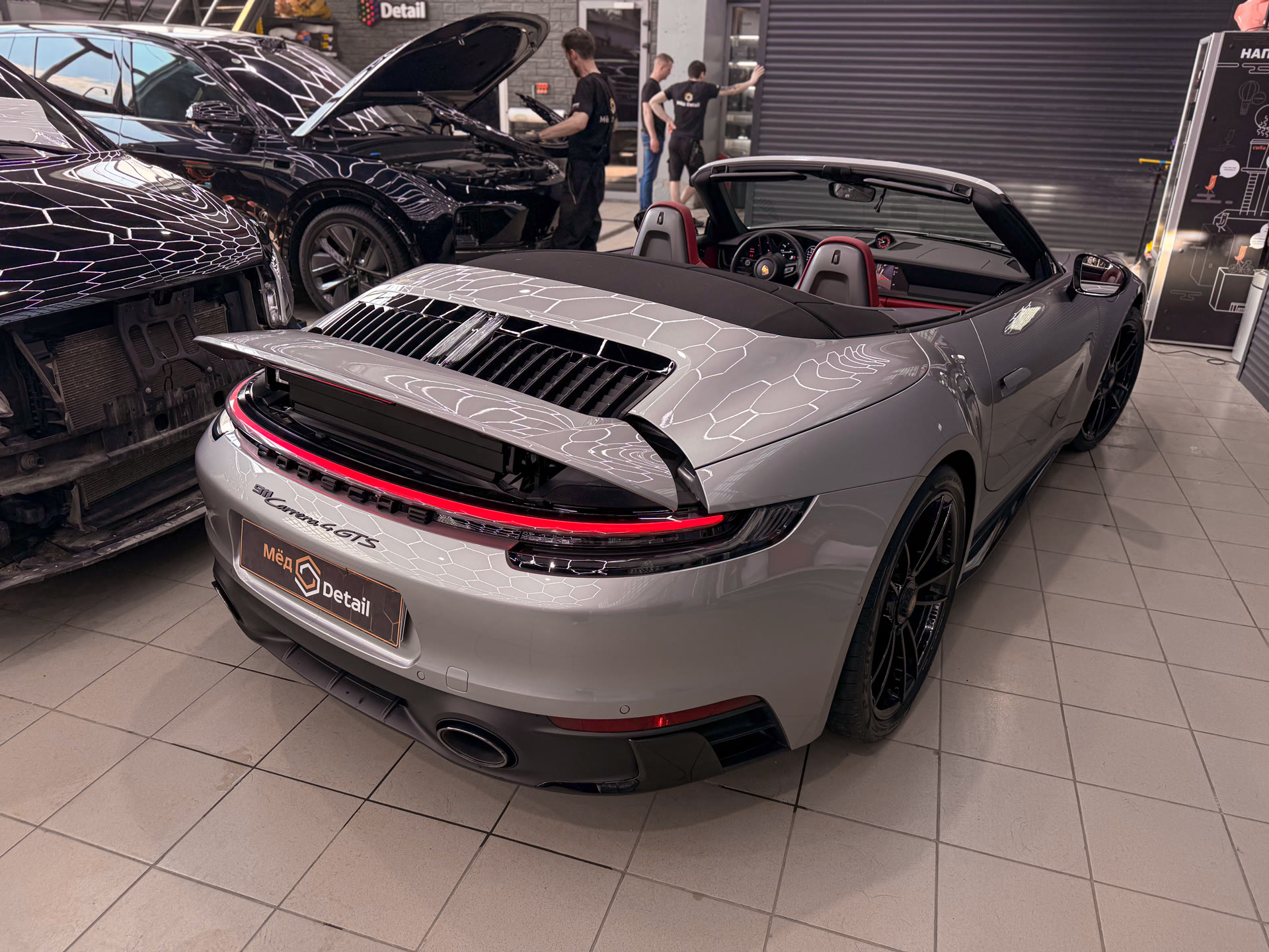 Подготовка Porsche 911 Carrera 4 GTS к летнему сезону: полировка, керамика и уход за салоном