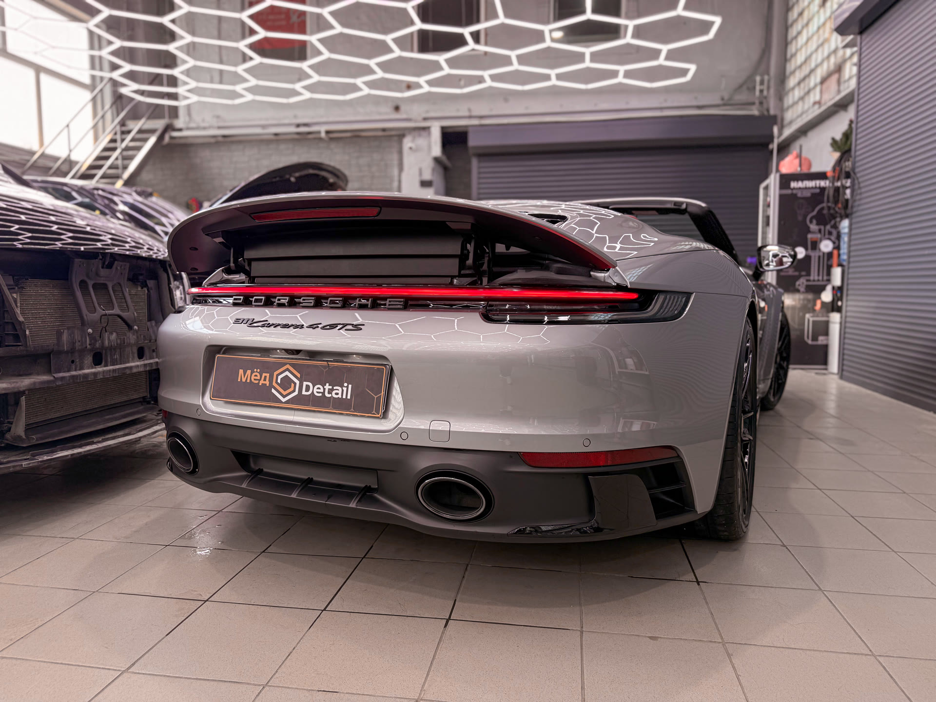 Подготовка Porsche 911 Carrera 4 GTS к летнему сезону: полировка, керамика и уход за салоном