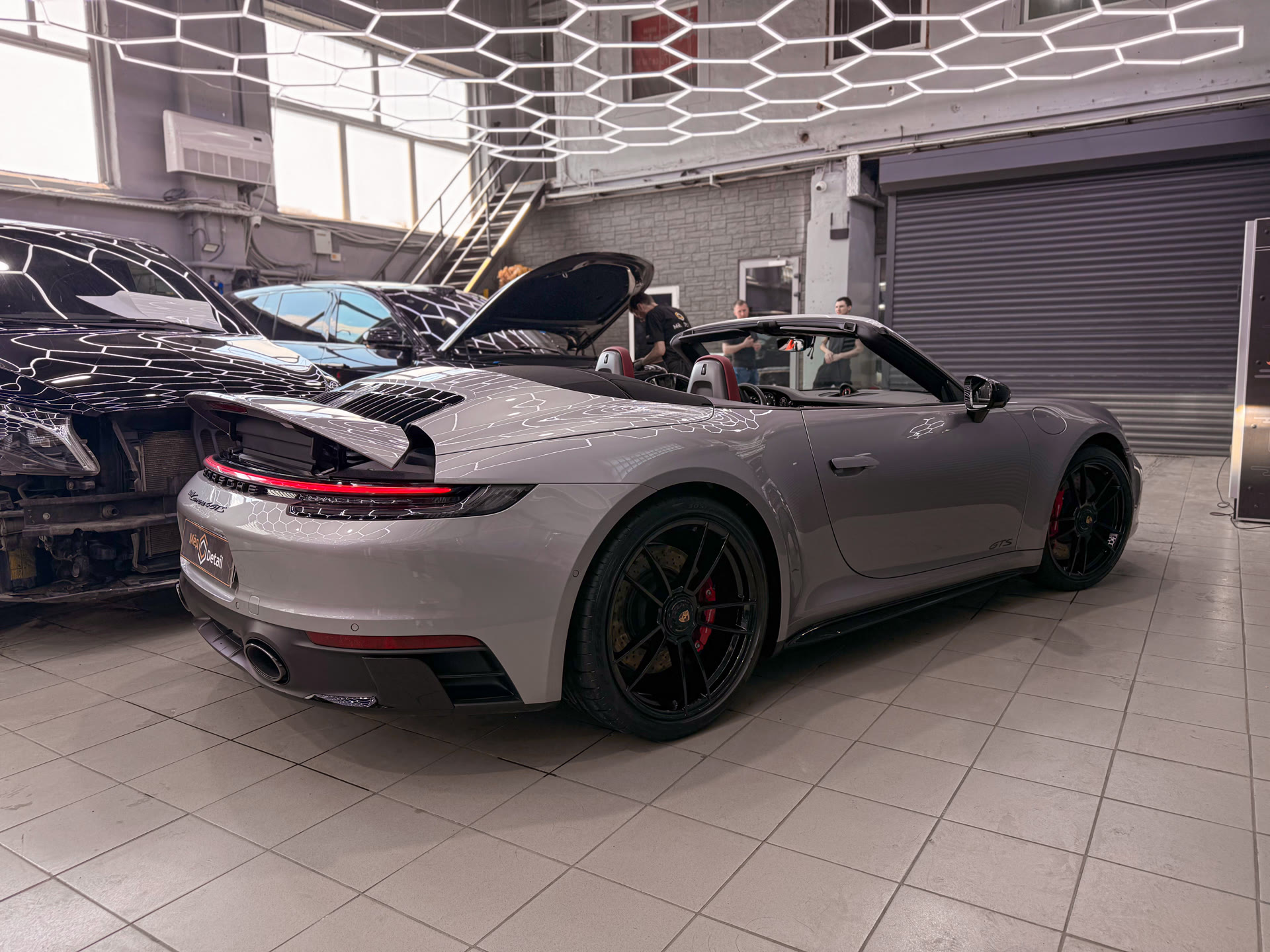 Подготовка Porsche 911 Carrera 4 GTS к летнему сезону: полировка, керамика и уход за салоном