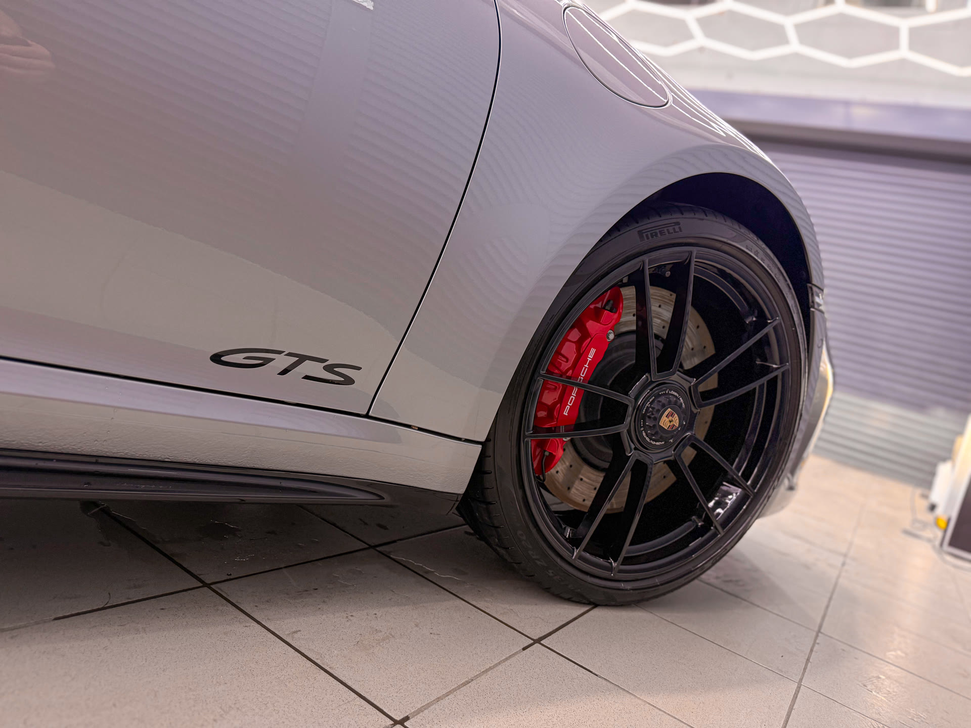 Подготовка Porsche 911 Carrera 4 GTS к летнему сезону: полировка, керамика и уход за салоном