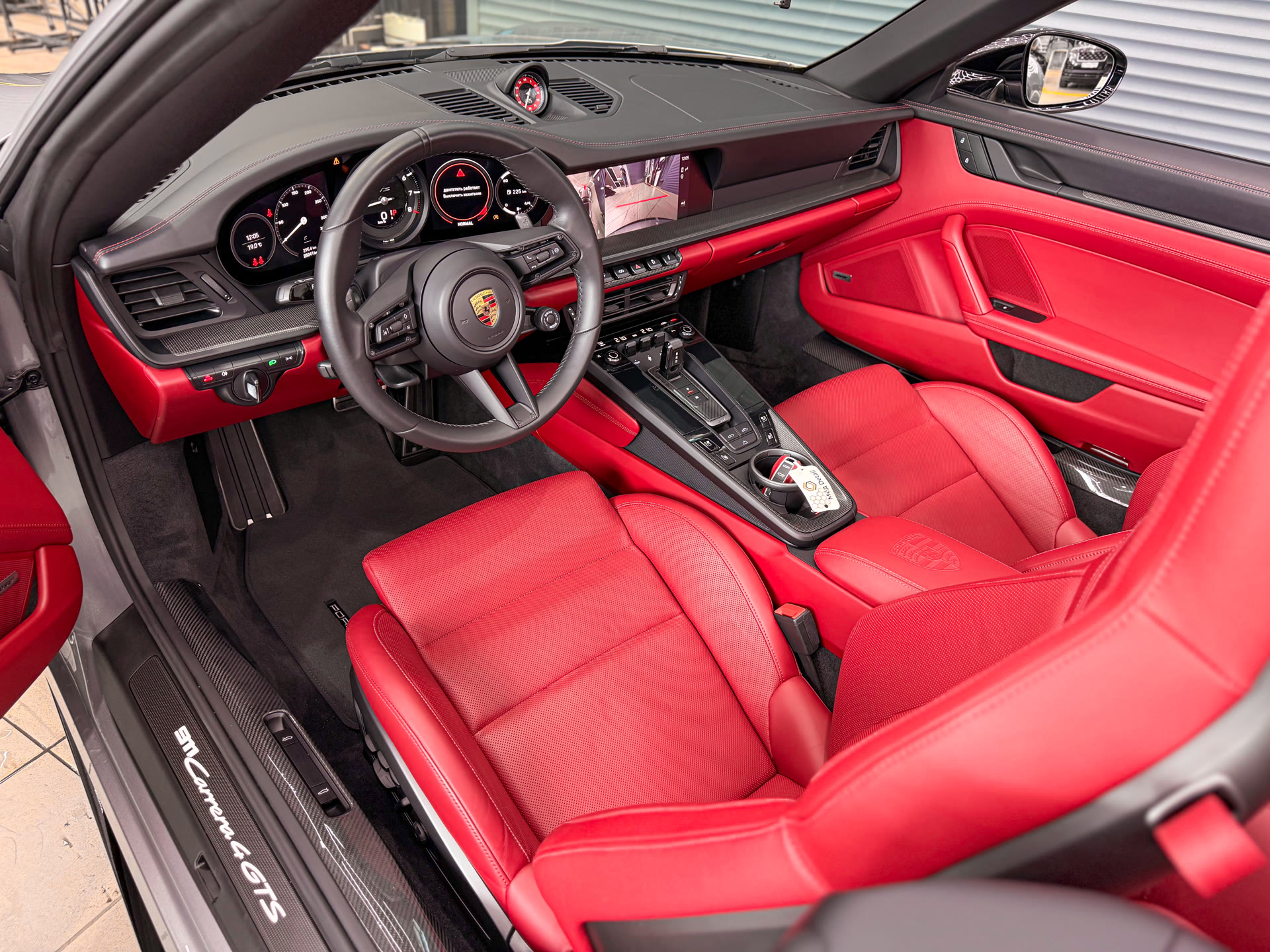 Подготовка Porsche 911 Carrera 4 GTS к летнему сезону: полировка, керамика и уход за салоном