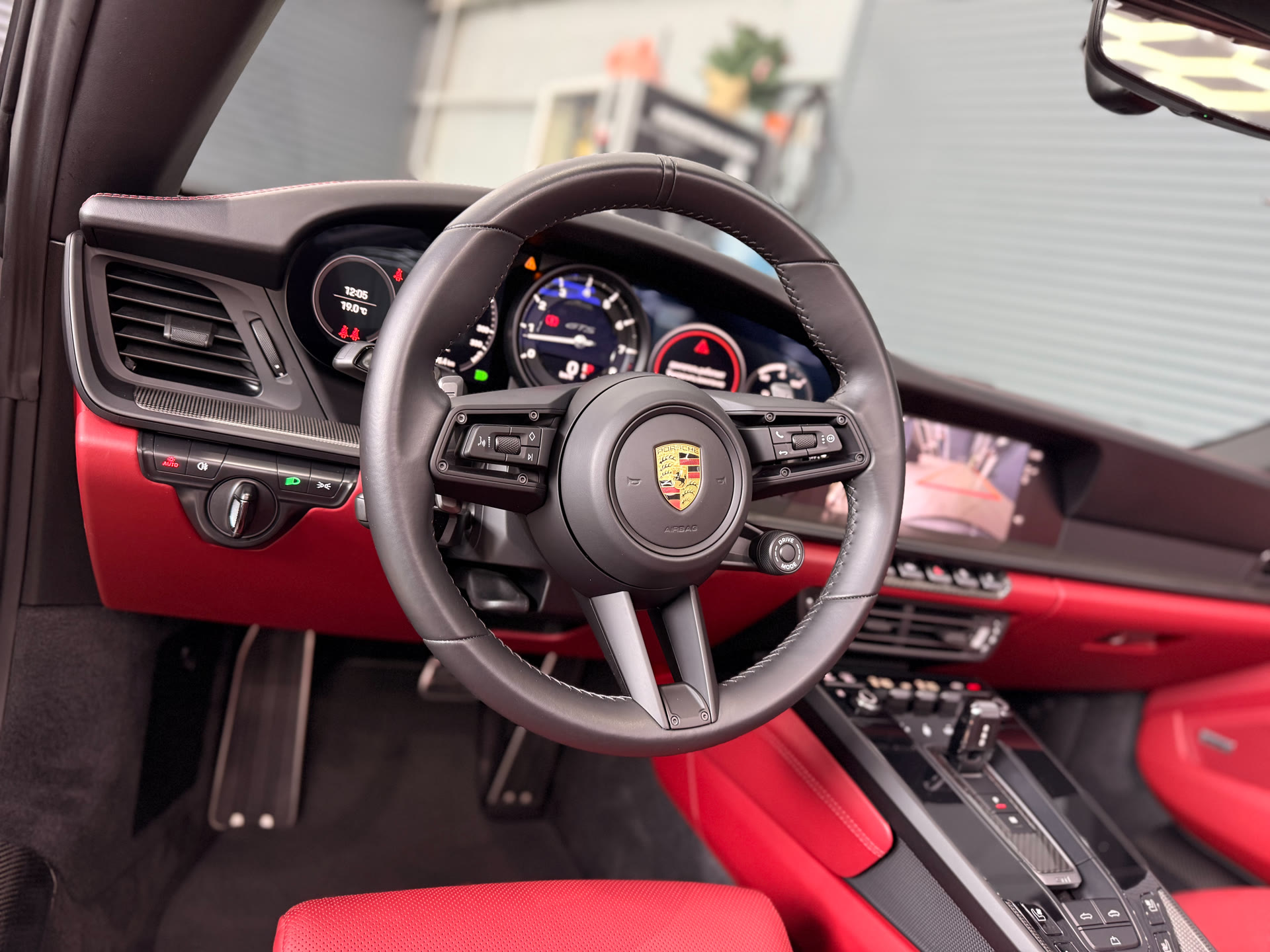 Подготовка Porsche 911 Carrera 4 GTS к летнему сезону: полировка, керамика и уход за салоном