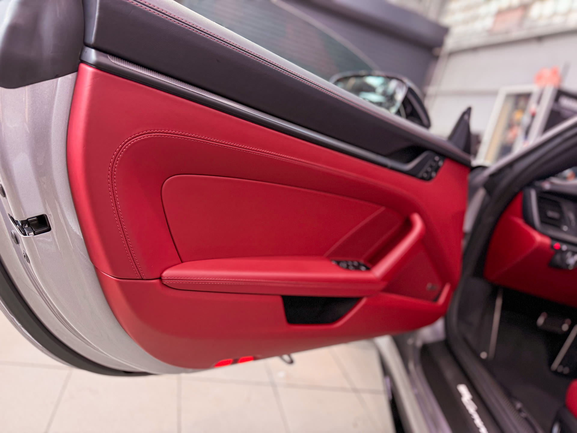 Подготовка Porsche 911 Carrera 4 GTS к летнему сезону: полировка, керамика и уход за салоном
