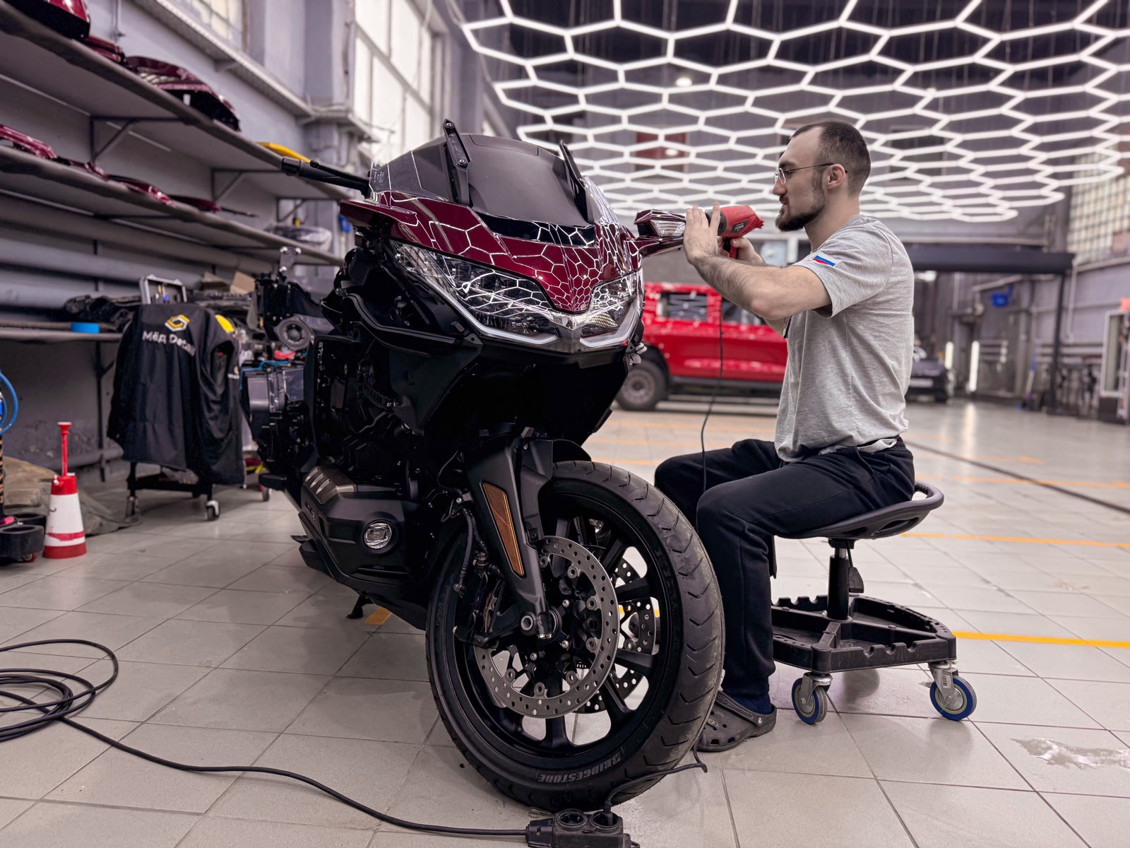 Защита юбилейного Honda Gold Wing полиуретановой пленкой — в процессе защиты глянцевых элементов, кадр 1