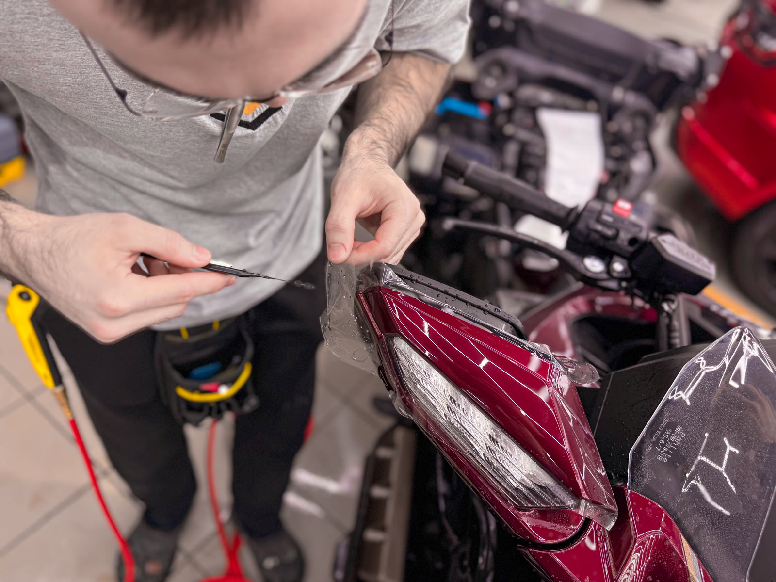 Защита юбилейного Honda Gold Wing полиуретановой пленкой — в процессе защиты глянцевых элементов, кадр 3