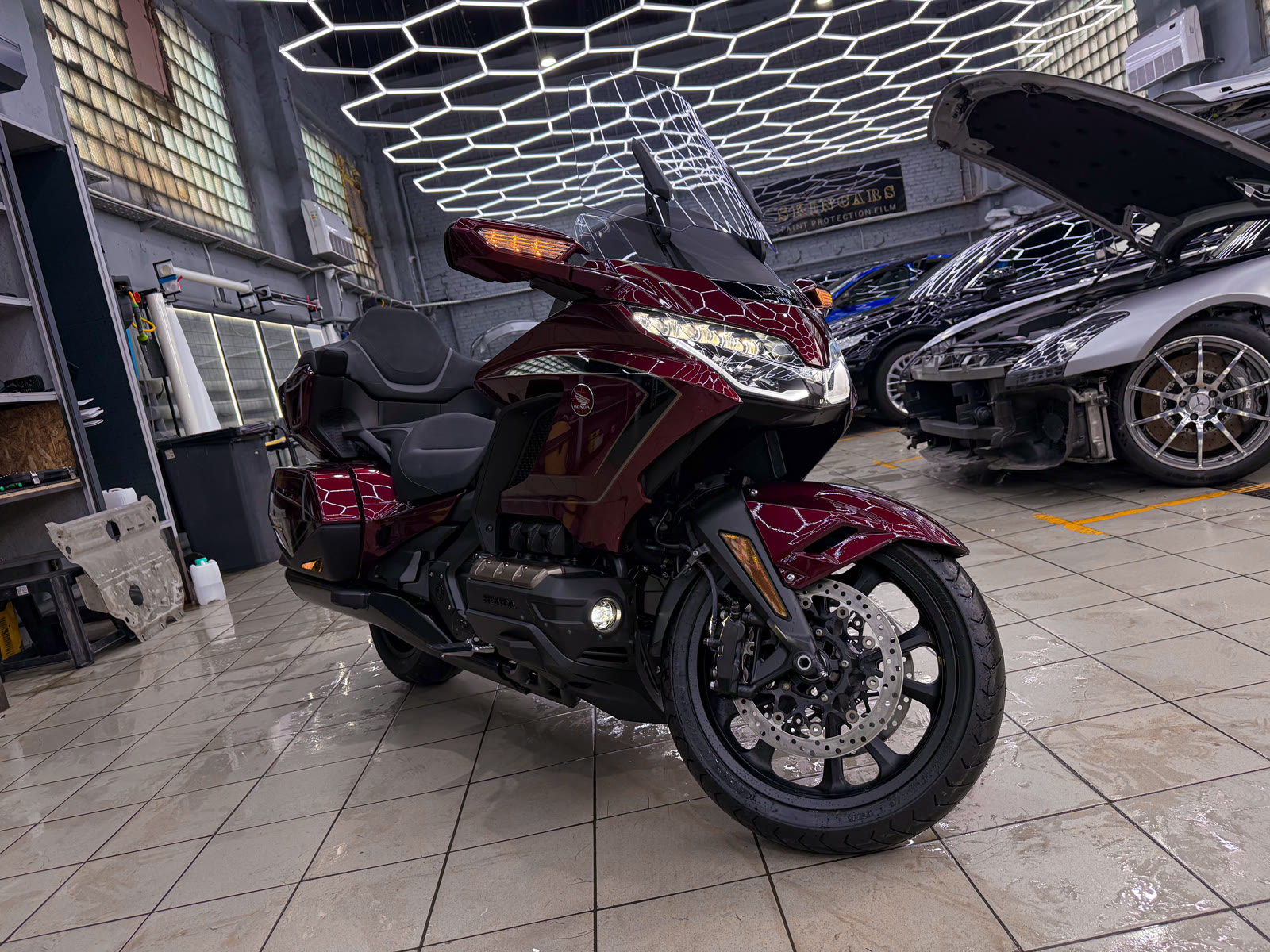 Защита юбилейного Honda Gold Wing полиуретановой пленкой — в процессе защиты глянцевых элементов, кадр 4