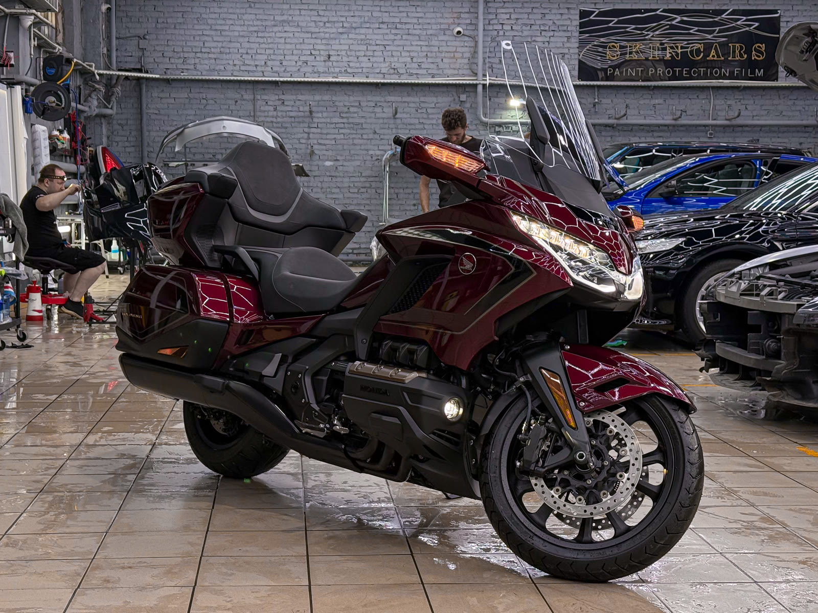 Защита юбилейного Honda Gold Wing полиуретановой пленкой — в процессе защиты глянцевых элементов, кадр 5