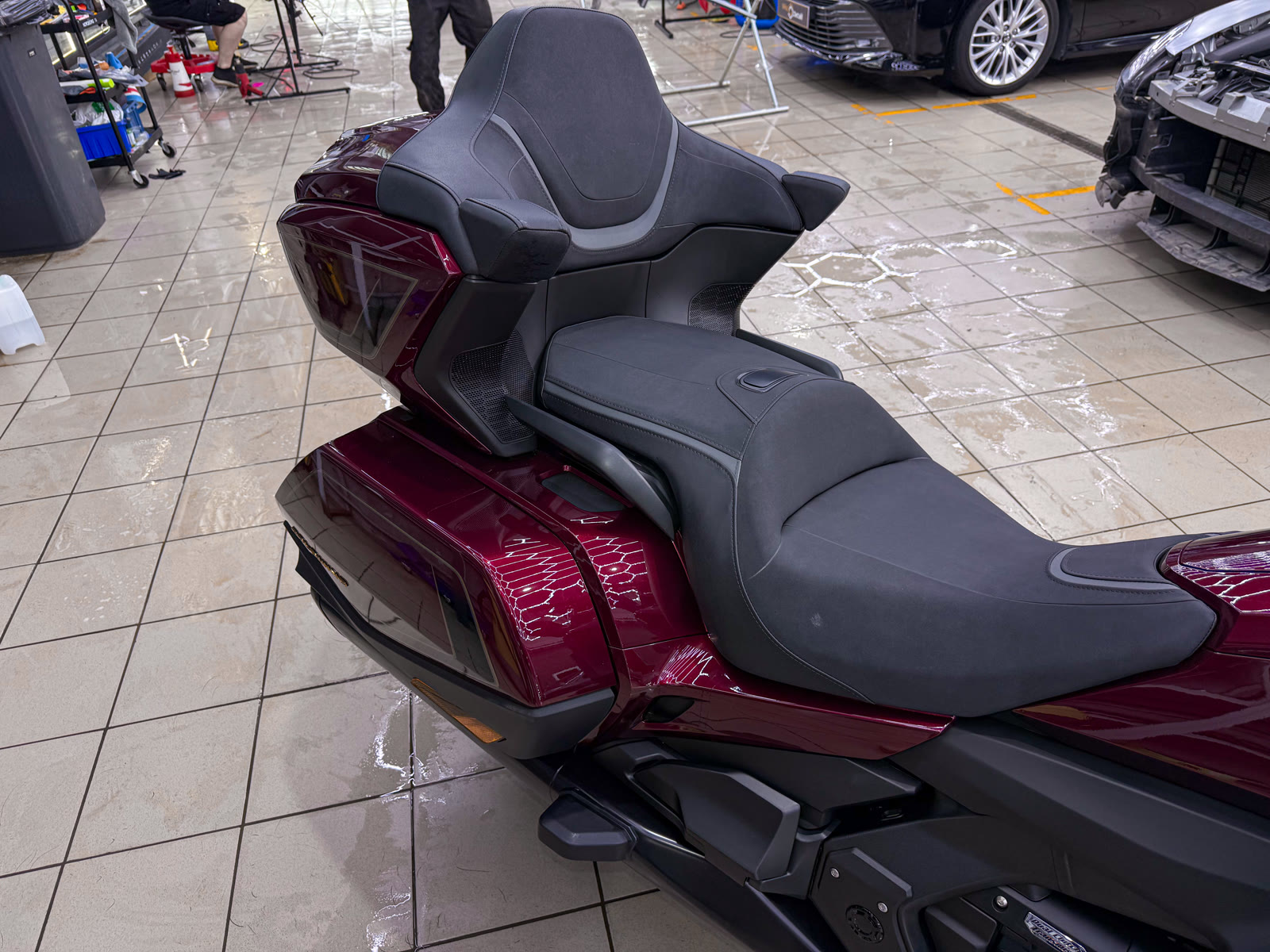 Защита юбилейного Honda Gold Wing полиуретановой пленкой — после защиты глянцевых элементов, кадр 6