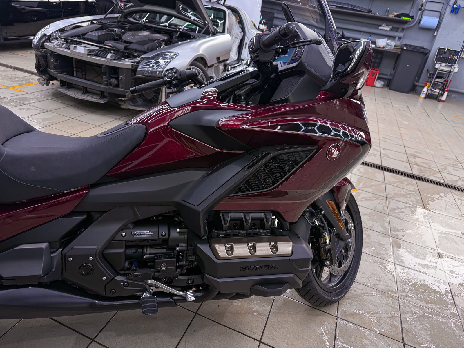 Защита юбилейного Honda Gold Wing полиуретановой пленкой — после защиты глянцевых элементов, кадр 7