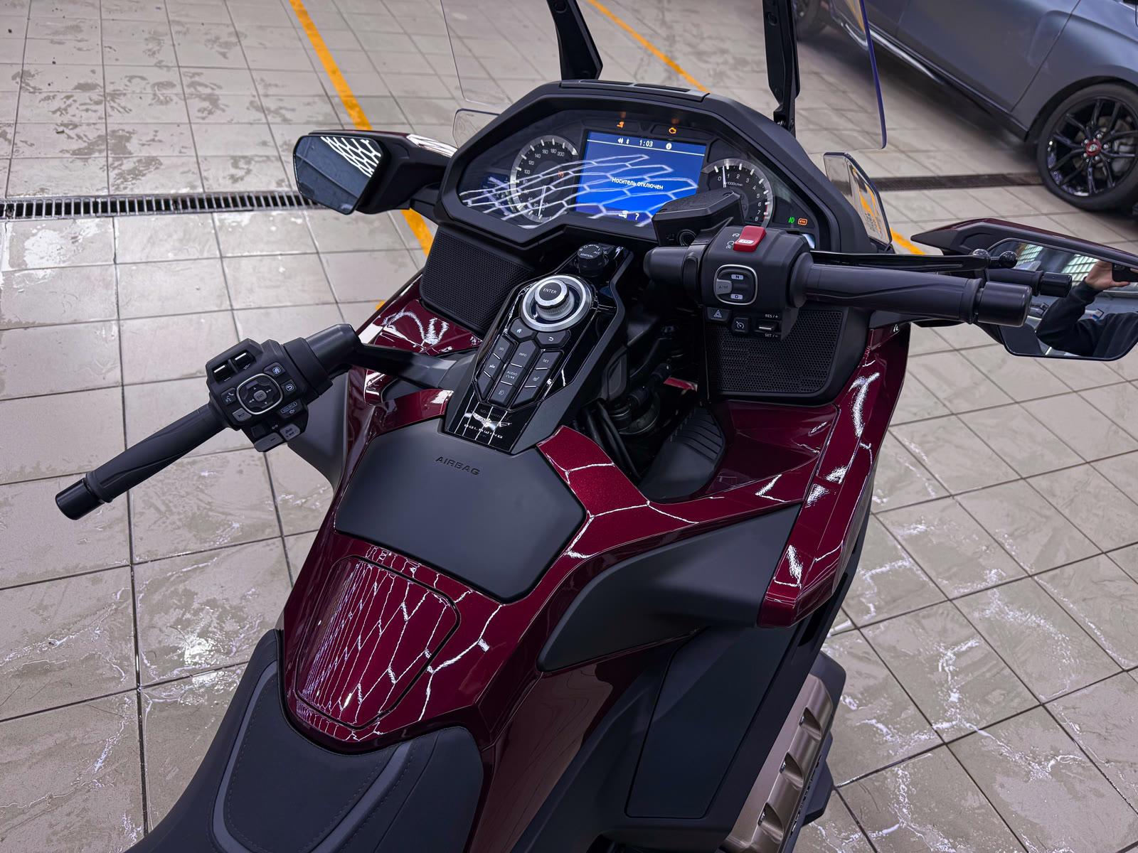 Защита юбилейного Honda Gold Wing полиуретановой пленкой — после защиты глянцевых элементов, кадр 8