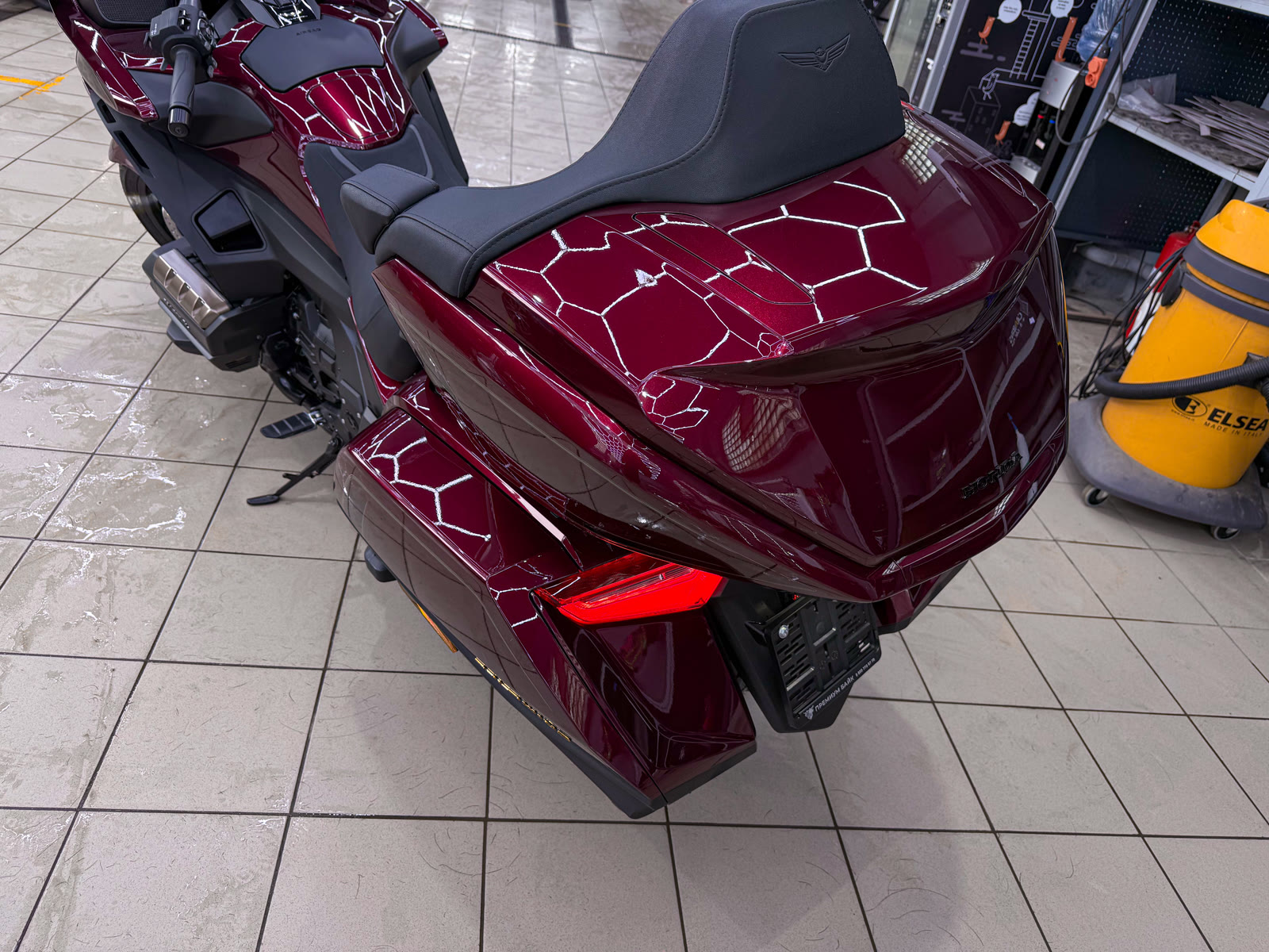 Защита юбилейного Honda Gold Wing полиуретановой пленкой — после защиты глянцевых элементов, кадр 11