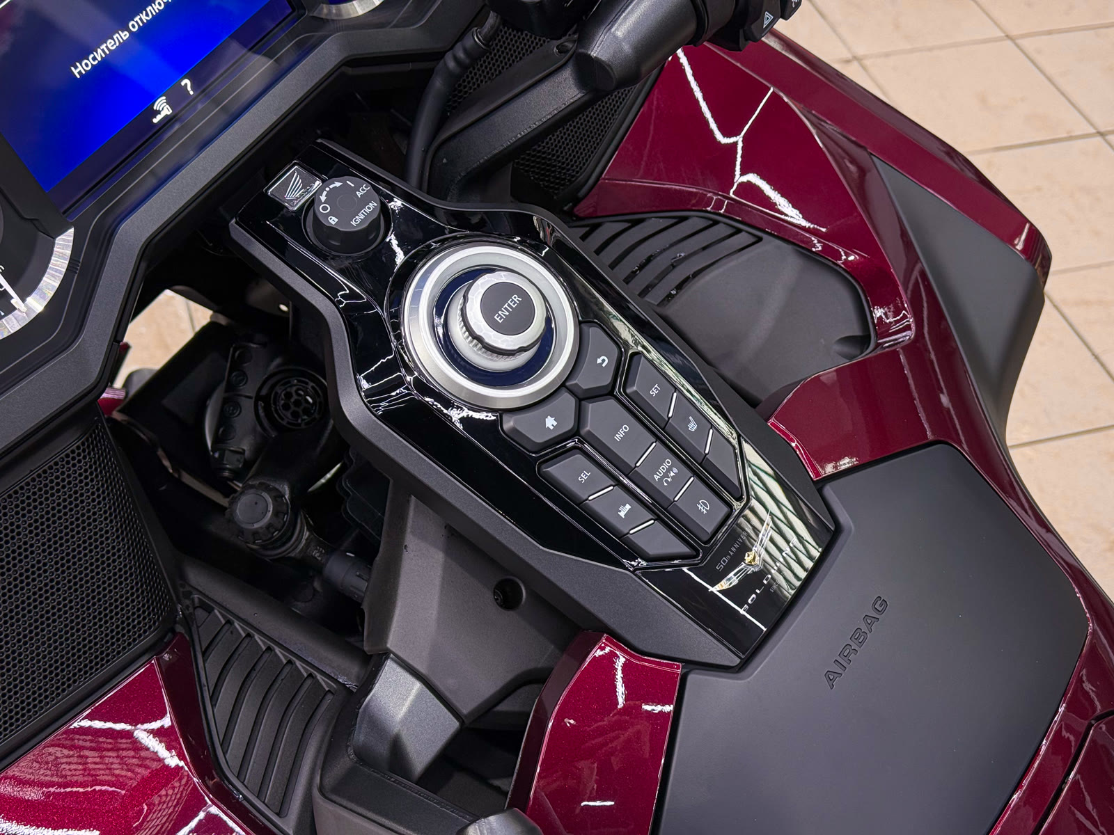 Защита юбилейного Honda Gold Wing полиуретановой пленкой — после защиты глянцевых элементов, кадр 13