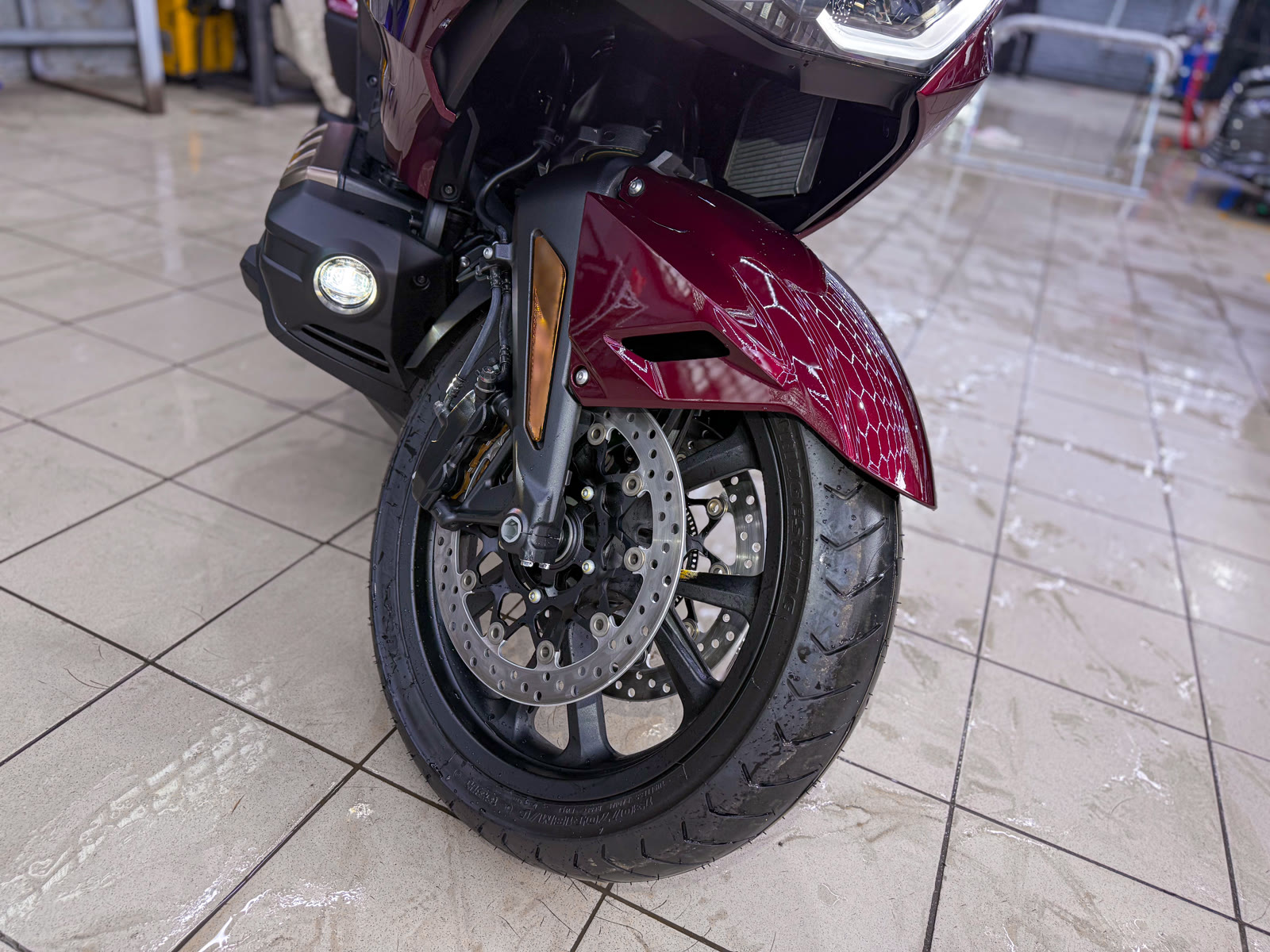 Защита юбилейного Honda Gold Wing полиуретановой пленкой — после защиты глянцевых элементов, кадр 15