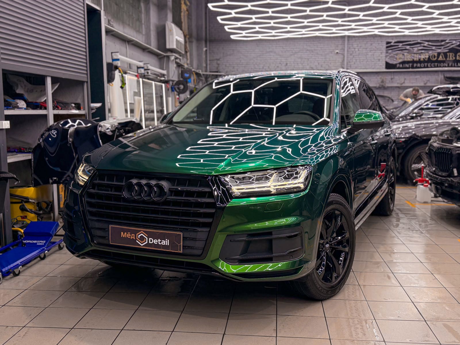 Audi Q7 в зелёной полиуретановой плёнке