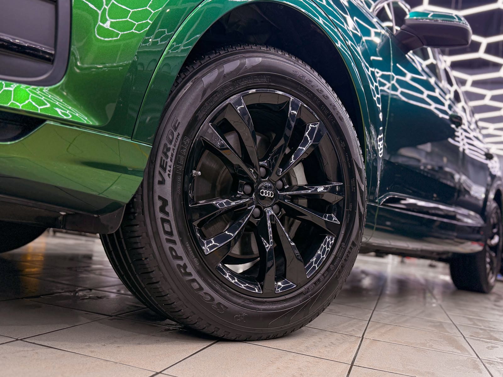 Audi Q7 в зелёной полиуретановой плёнке — в процессе защиты глянцевых элементов, кадр 2