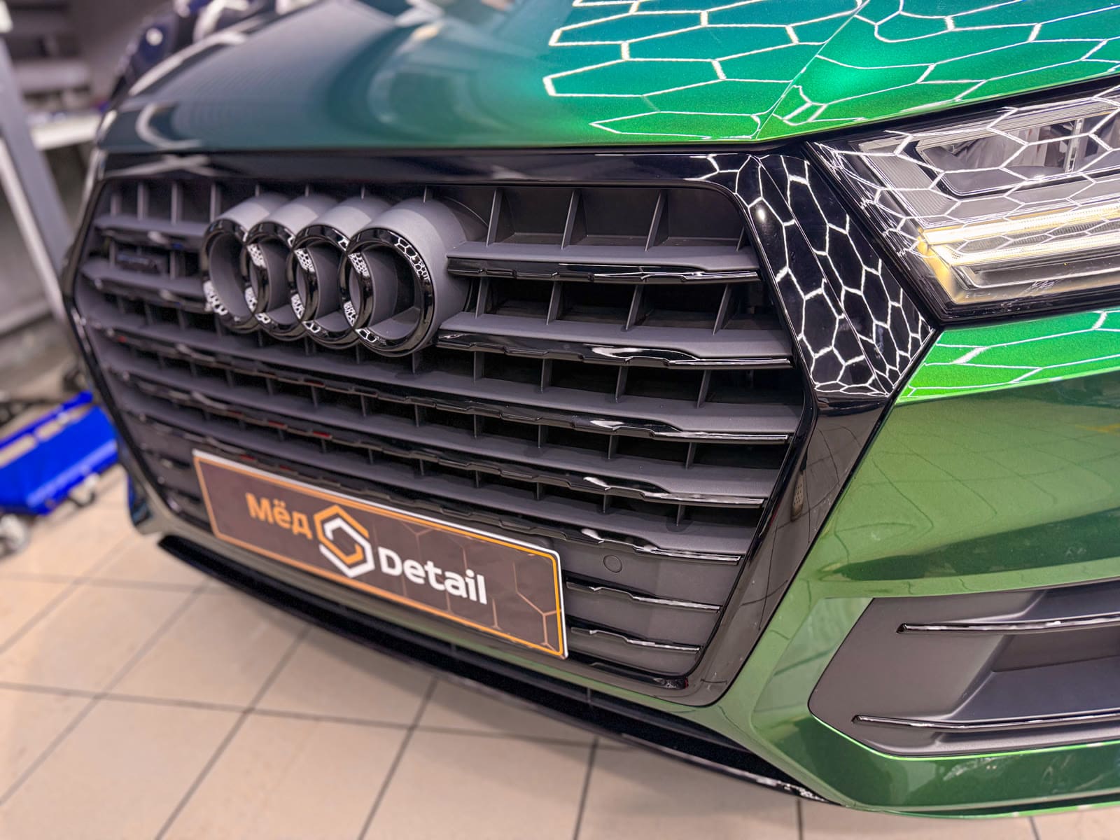 Audi Q7 в зелёной полиуретановой плёнке — в процессе защиты глянцевых элементов, кадр 3