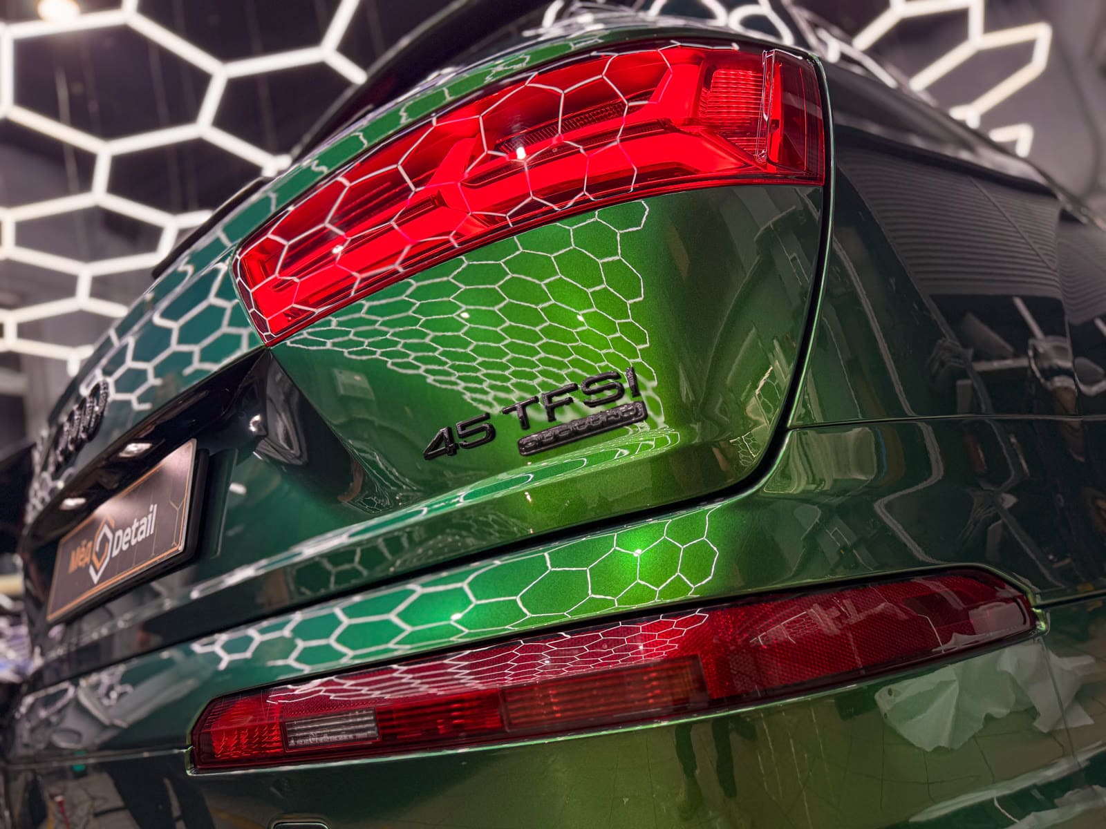 Audi Q7 в зелёной полиуретановой плёнке — в процессе защиты глянцевых элементов, кадр 5